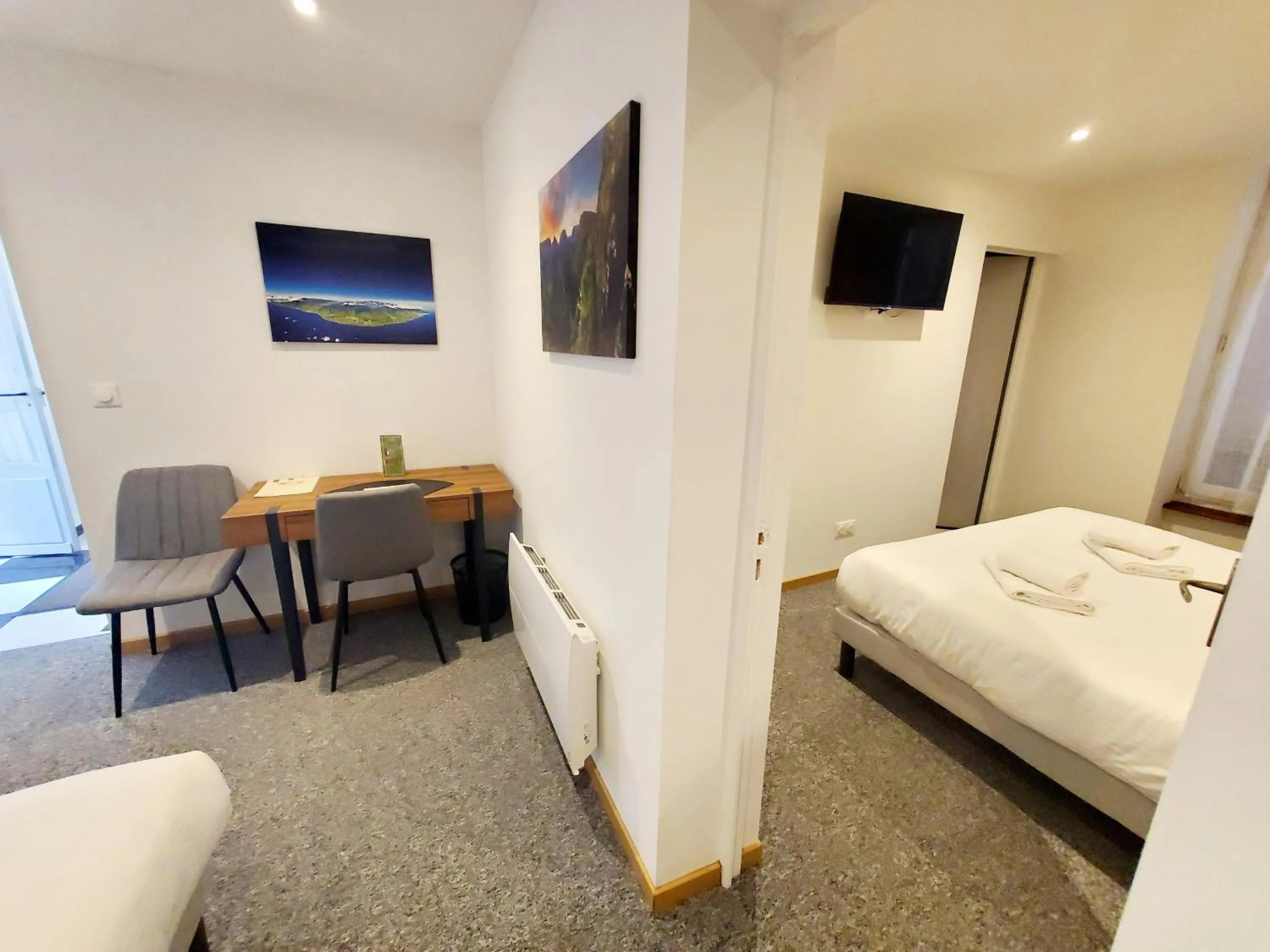 TV and multimedia, Bed in Logis Hôtel Belle Etoile Vichy