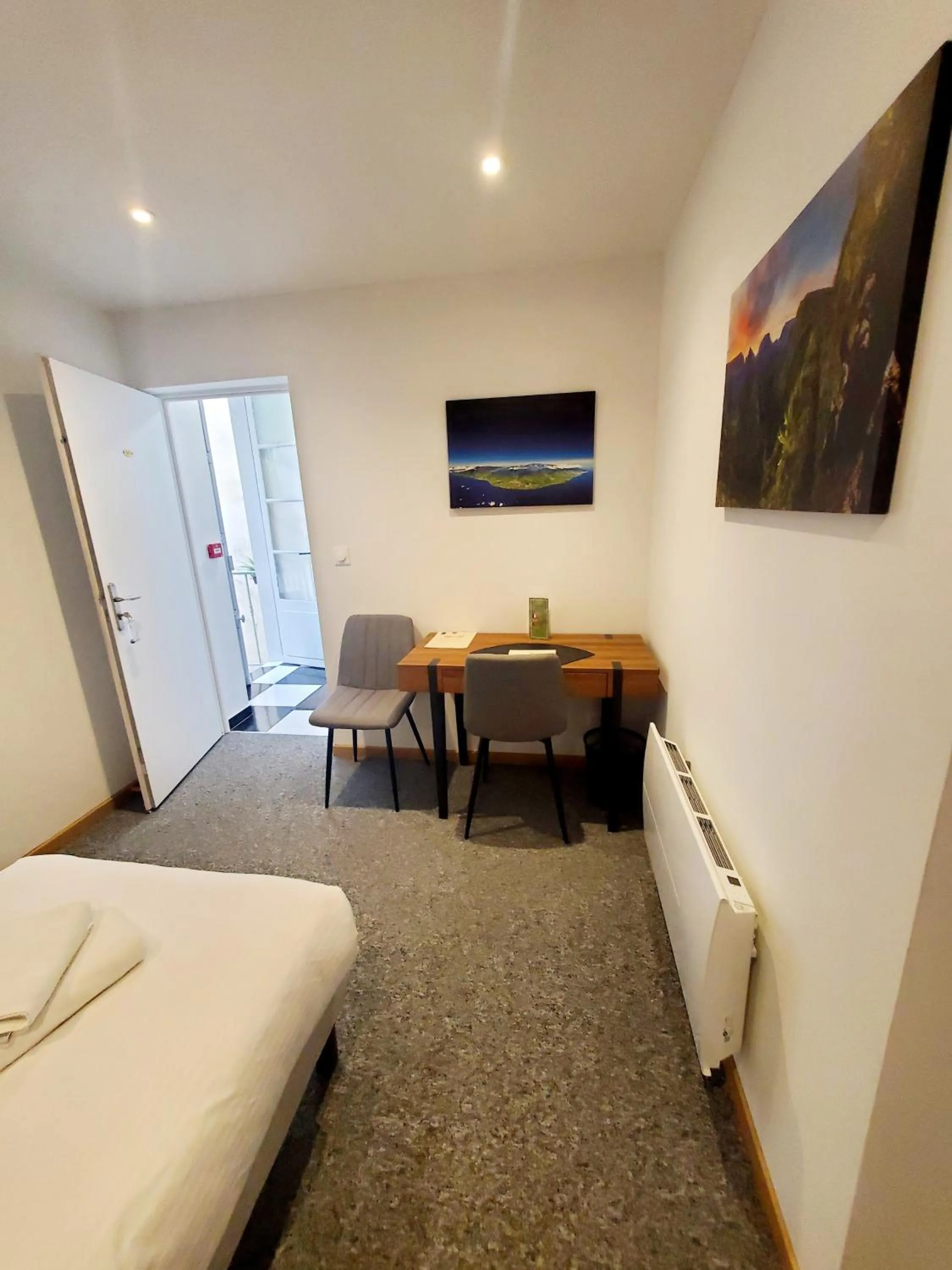 Bedroom, Bed in Logis Hôtel Belle Etoile Vichy