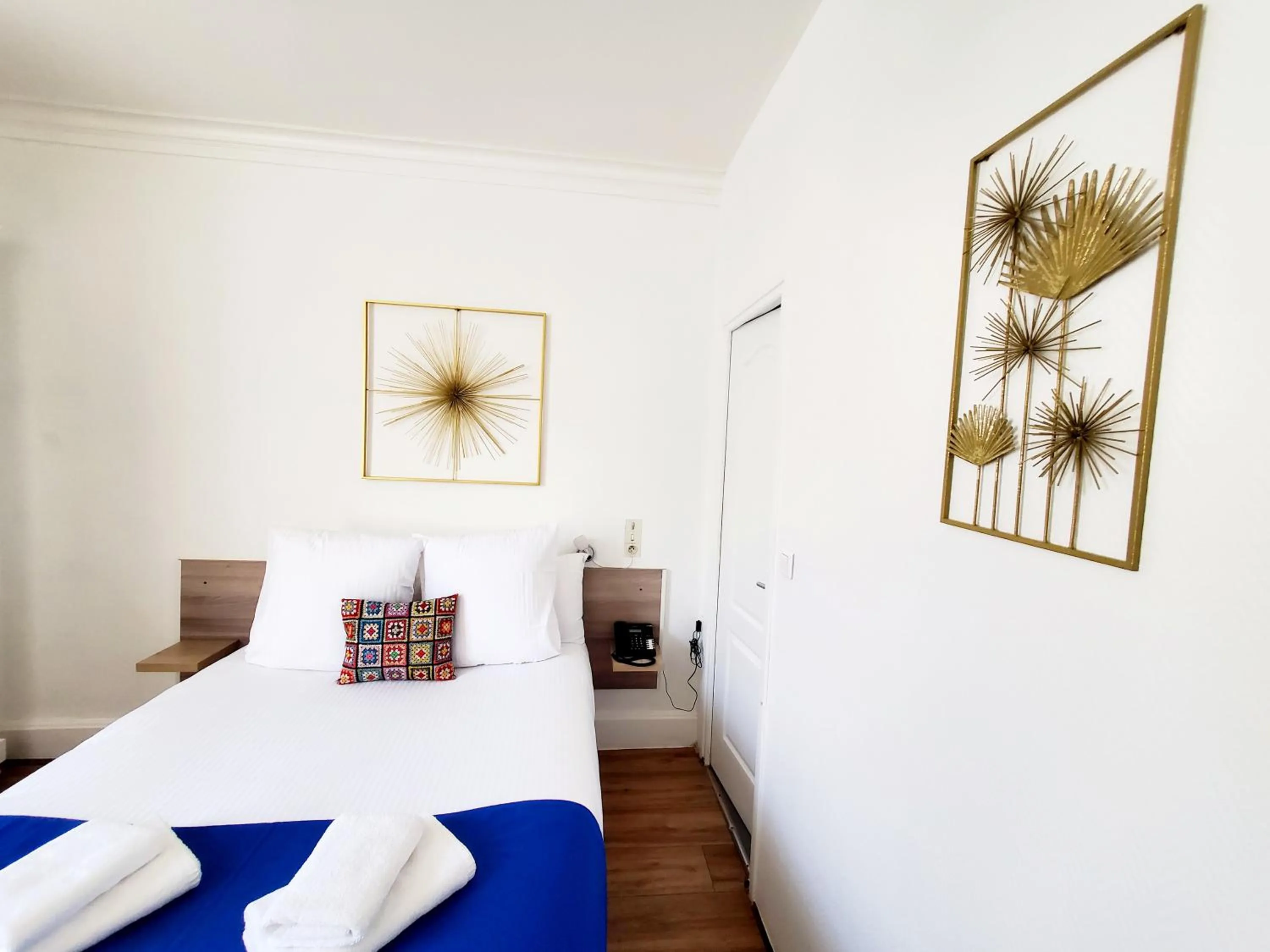 Bed in Logis Hôtel Belle Etoile Vichy