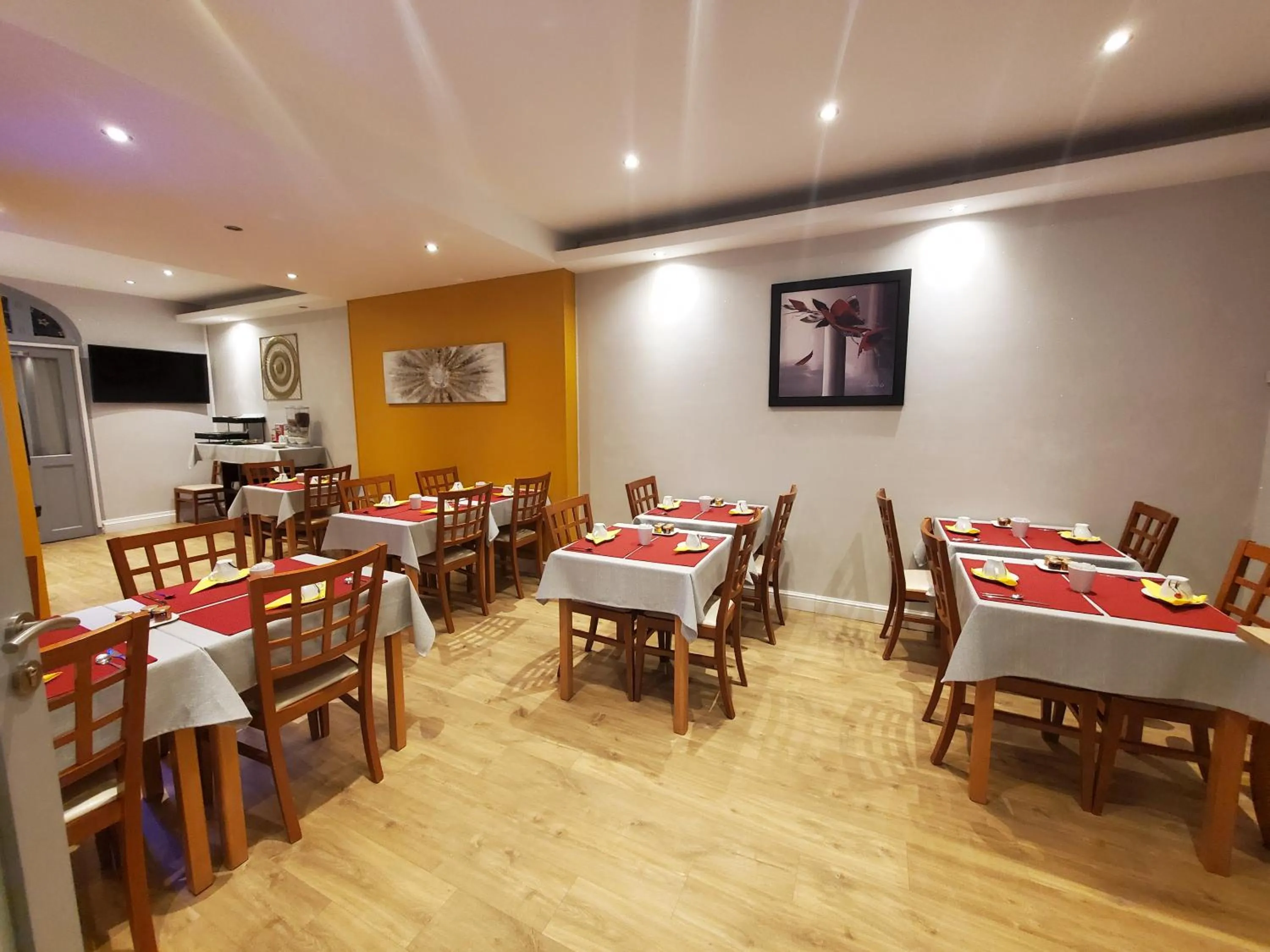 Dining area in Logis Hôtel Belle Etoile Vichy