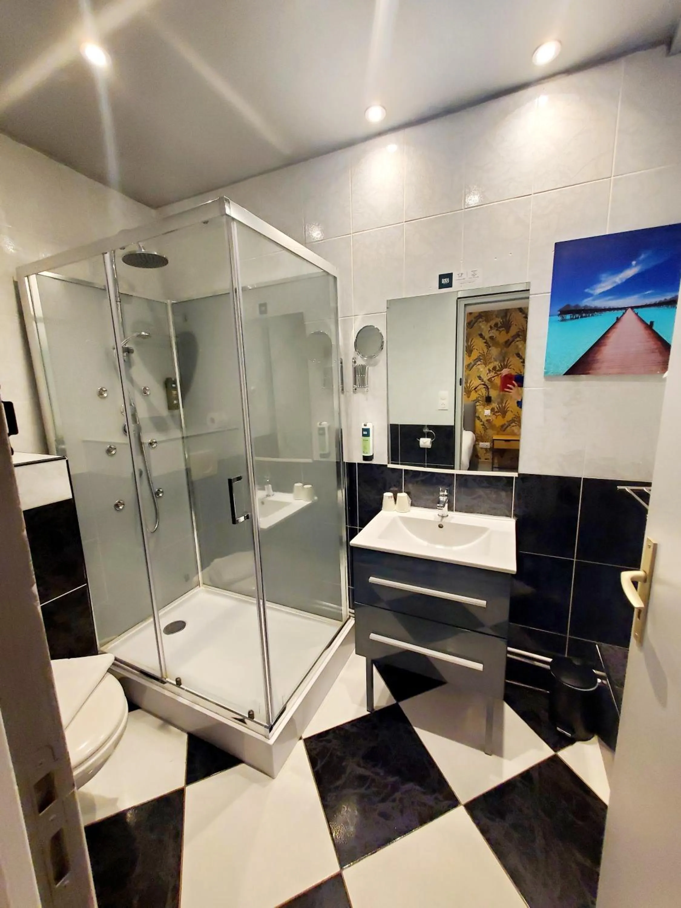 Shower in Logis Hôtel Belle Etoile Vichy