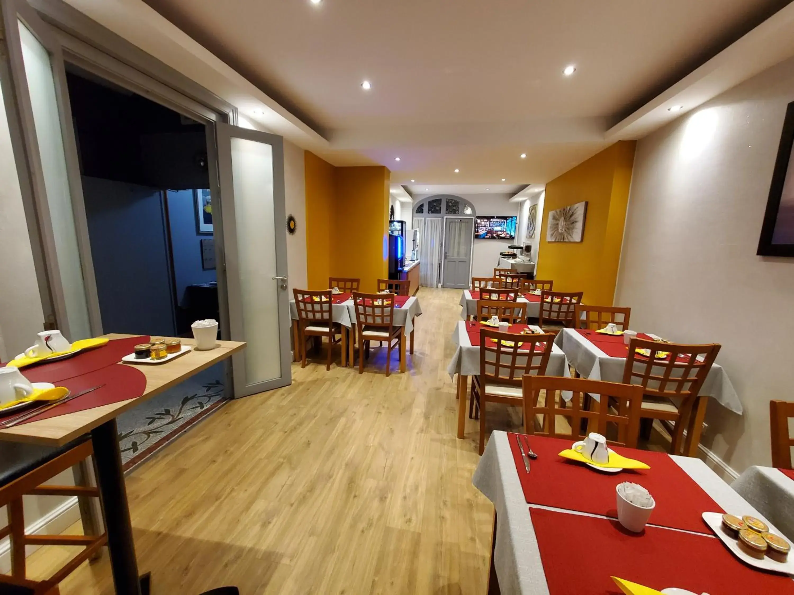 Restaurant/places to eat in Logis Hôtel Belle Etoile Vichy Restaurant/places to eat in Logis Hôtel Belle Etoile Vichy