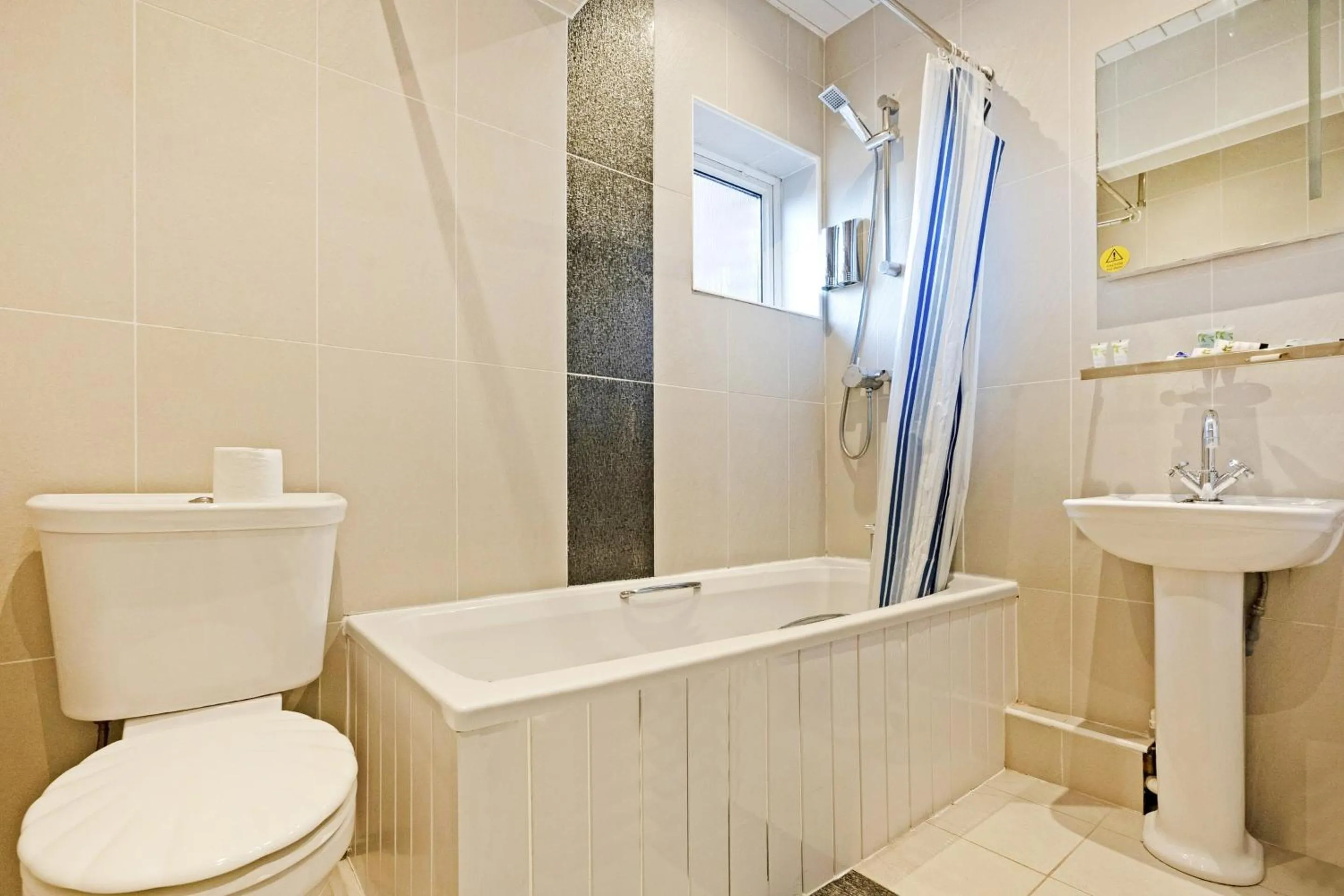 Bathroom in OYO The Baltimore Hotel