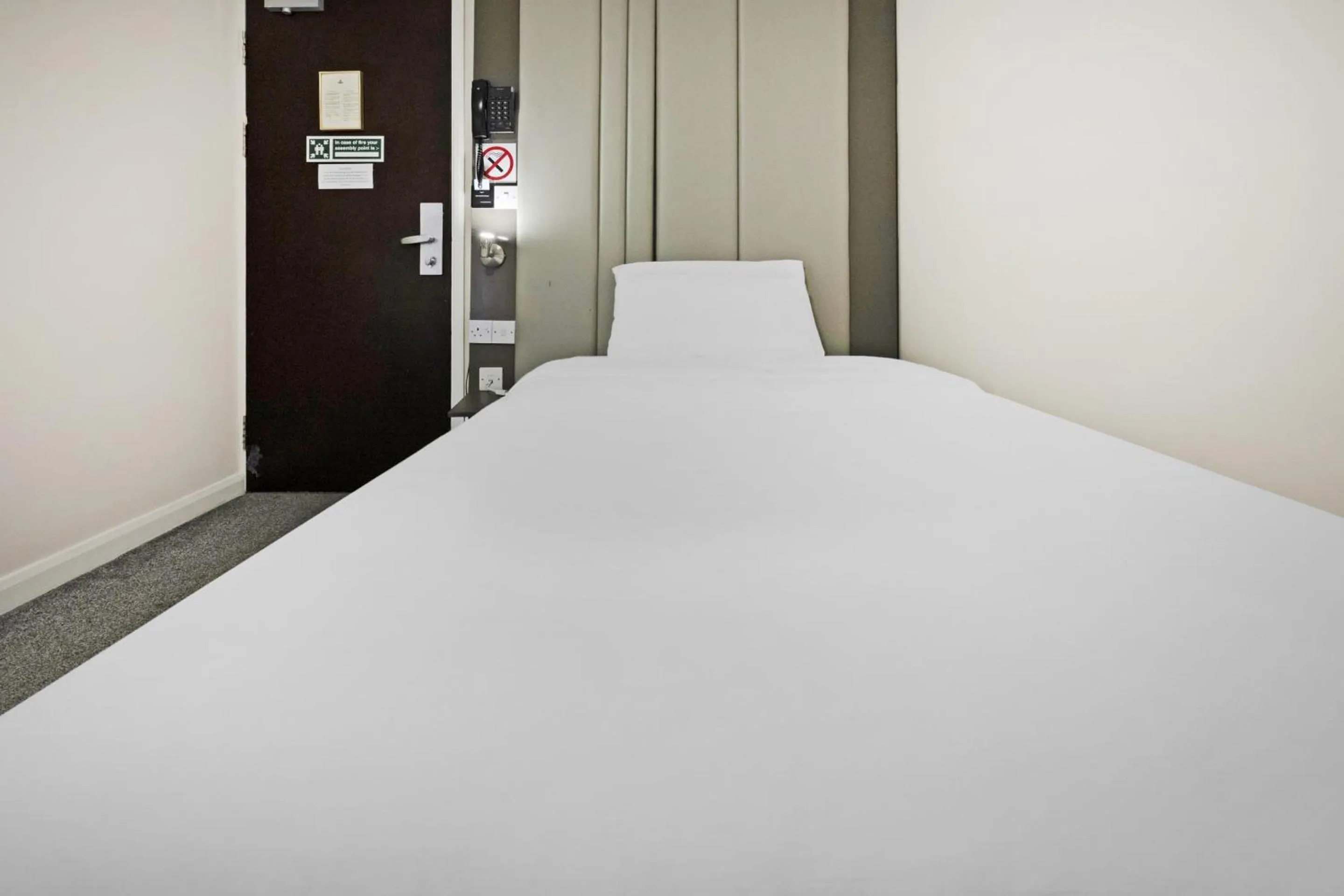 Bedroom, Bed in OYO The Baltimore Hotel