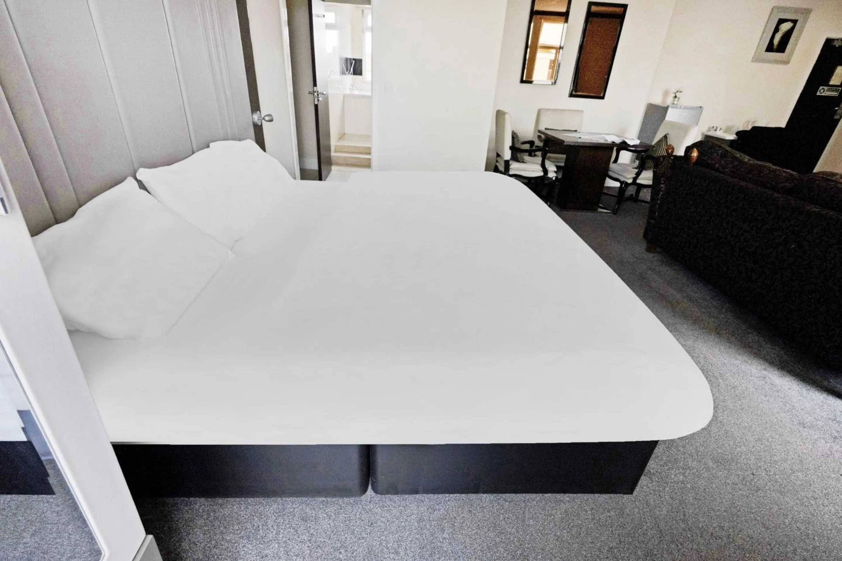 Bedroom, Bed in OYO The Baltimore Hotel