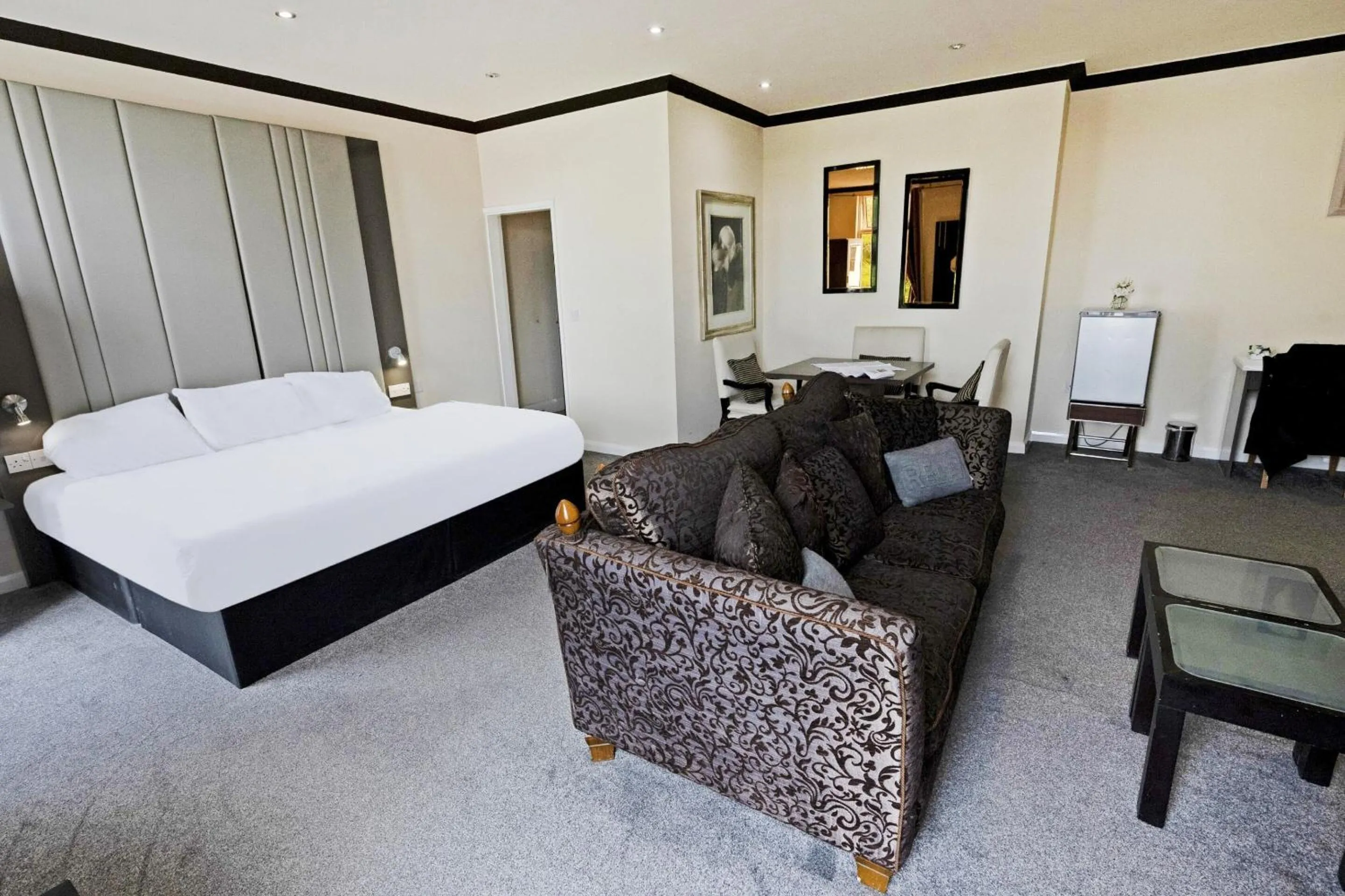 Bedroom, Bed in OYO The Baltimore Hotel