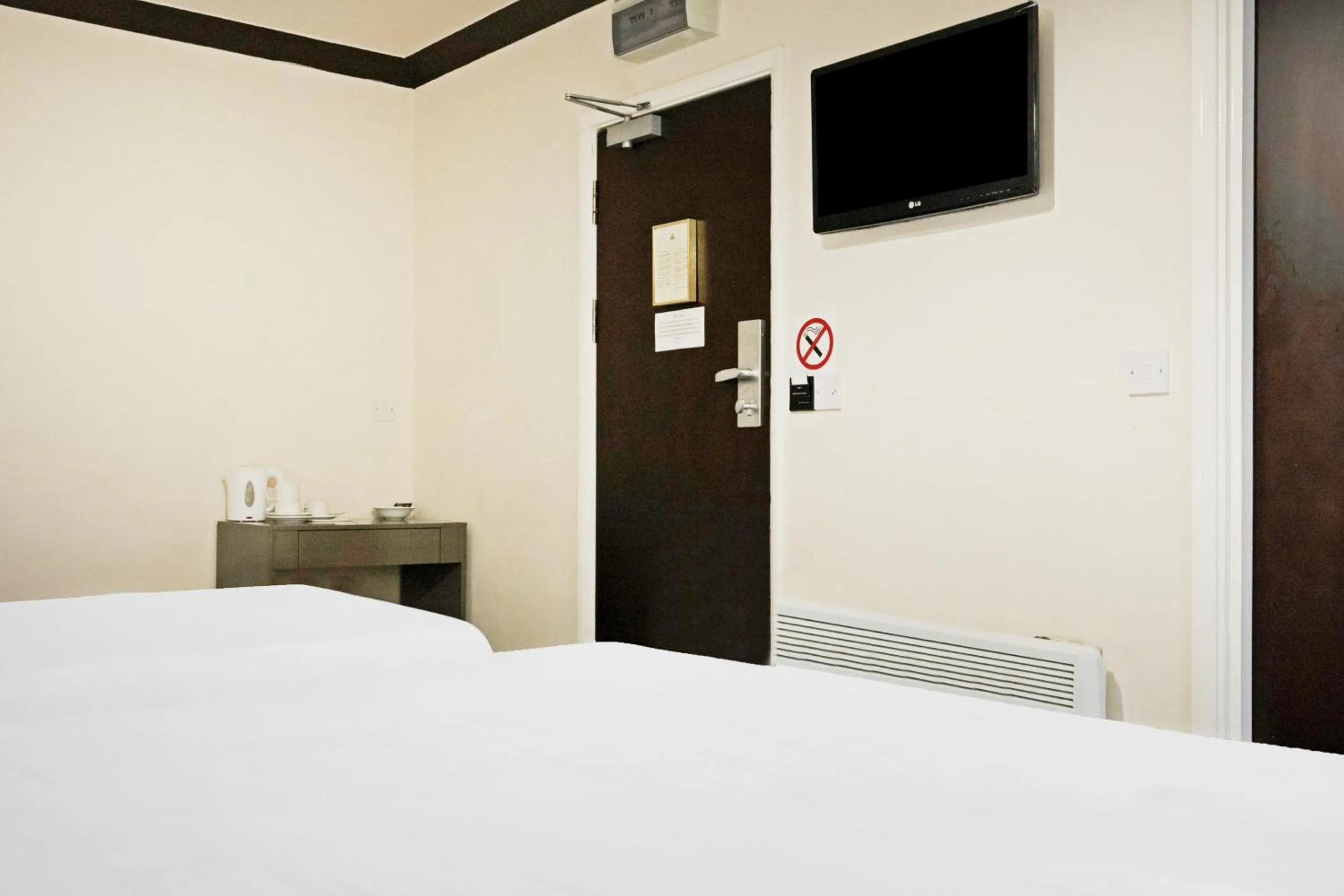 Bedroom, Bed in OYO The Baltimore Hotel