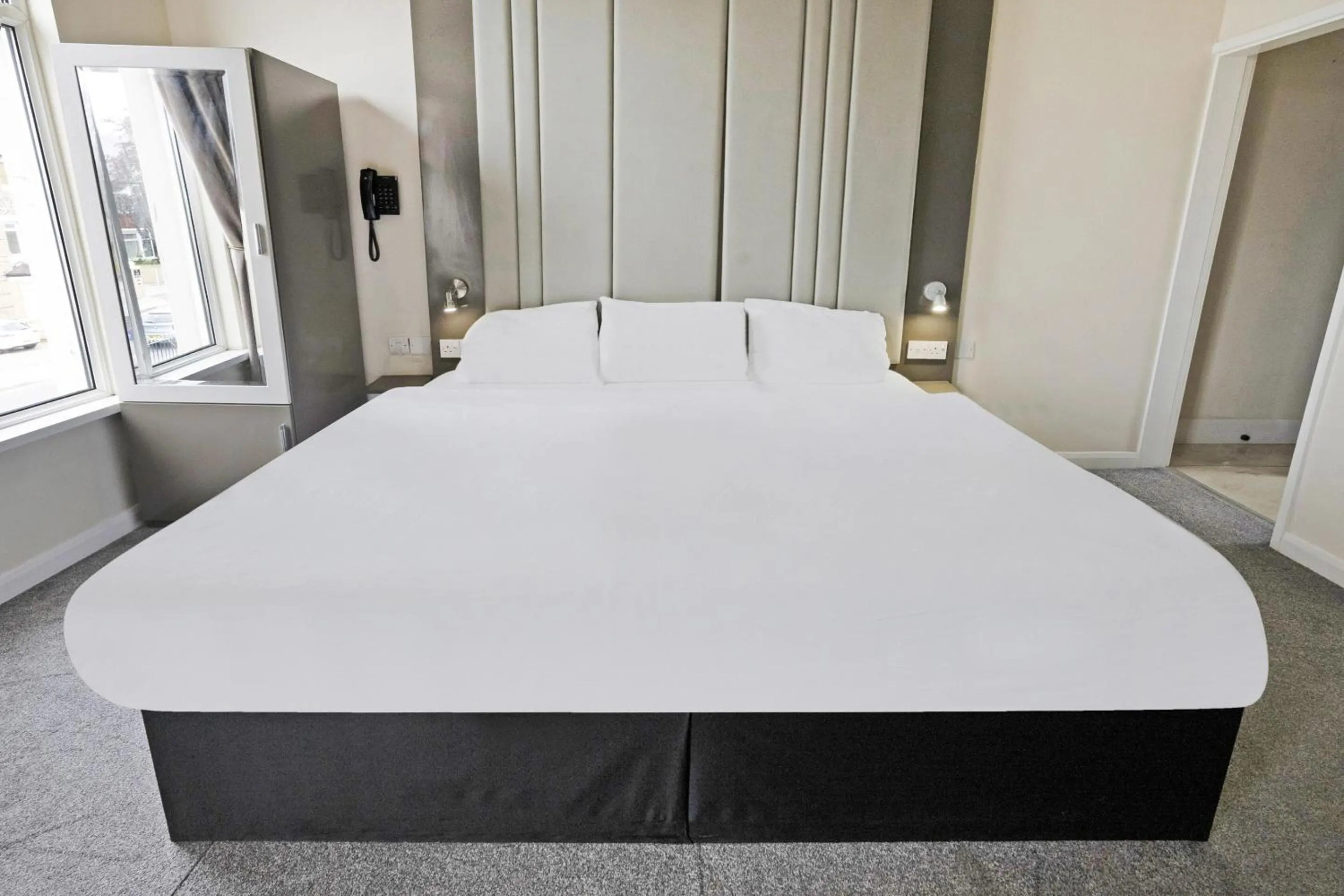 Bedroom, Bed in OYO The Baltimore Hotel