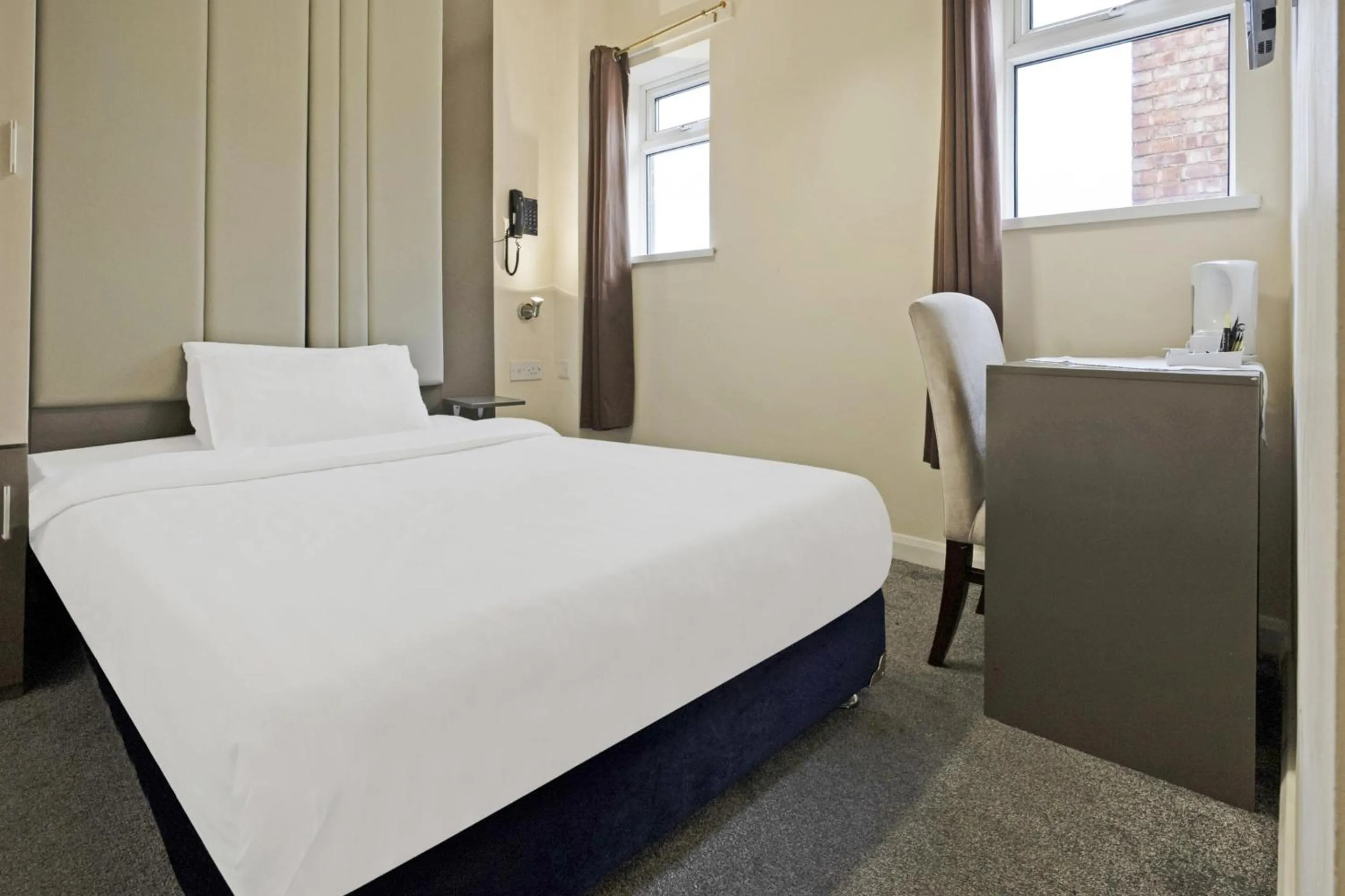 Bedroom, Bed in OYO The Baltimore Hotel