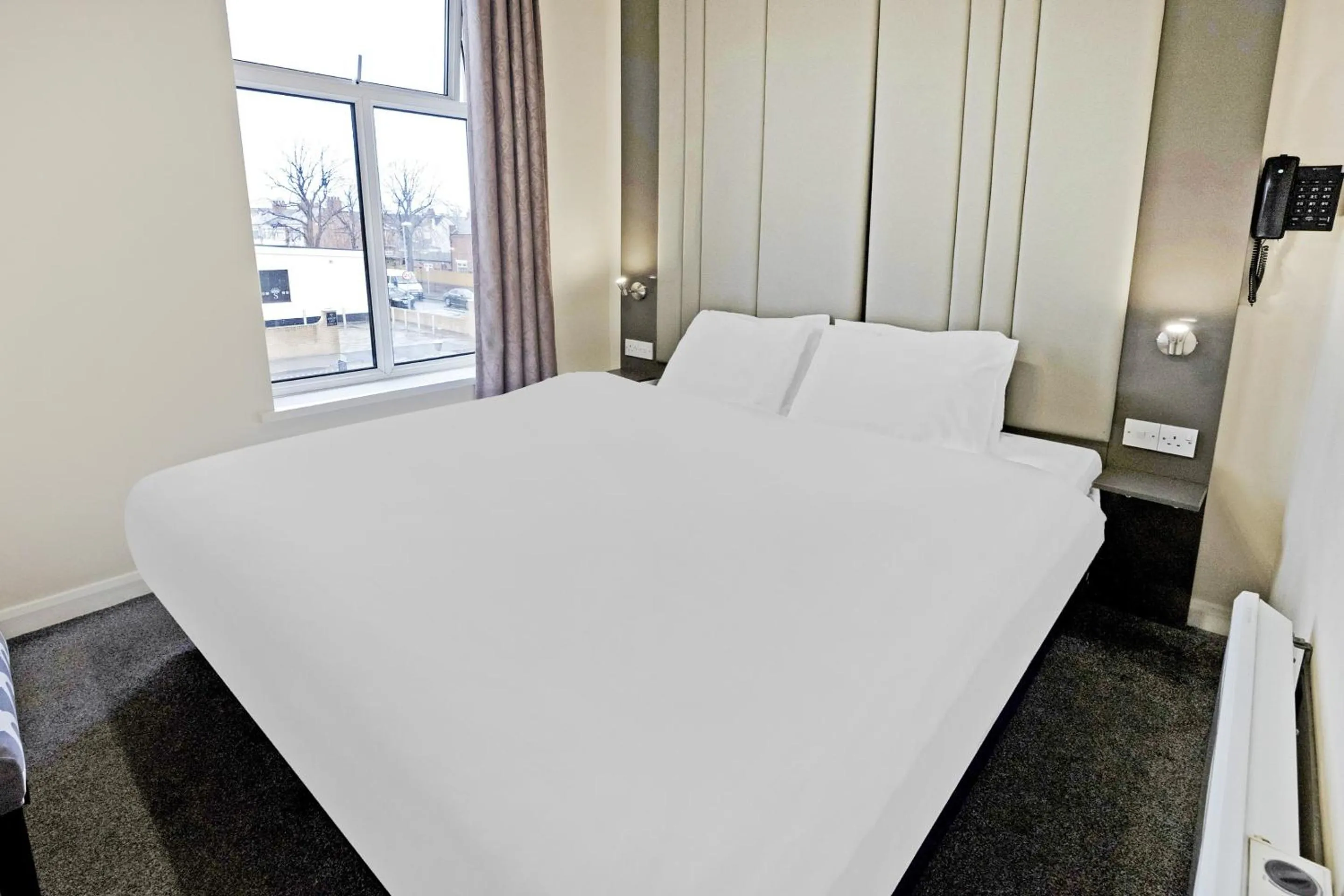 Bedroom, Bed in OYO The Baltimore Hotel