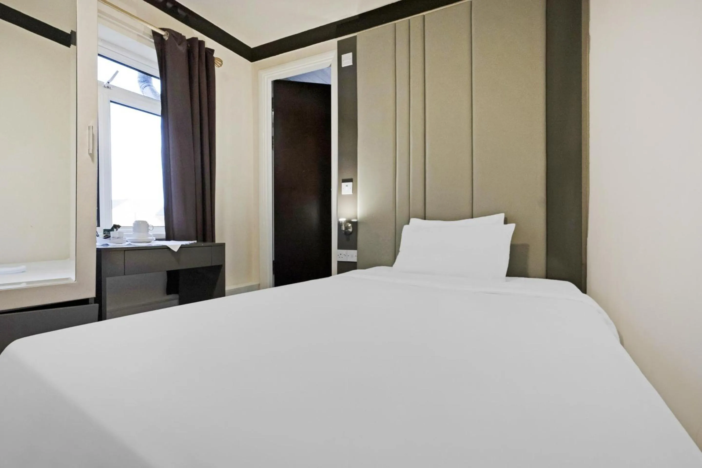 Bedroom, Bed in OYO The Baltimore Hotel