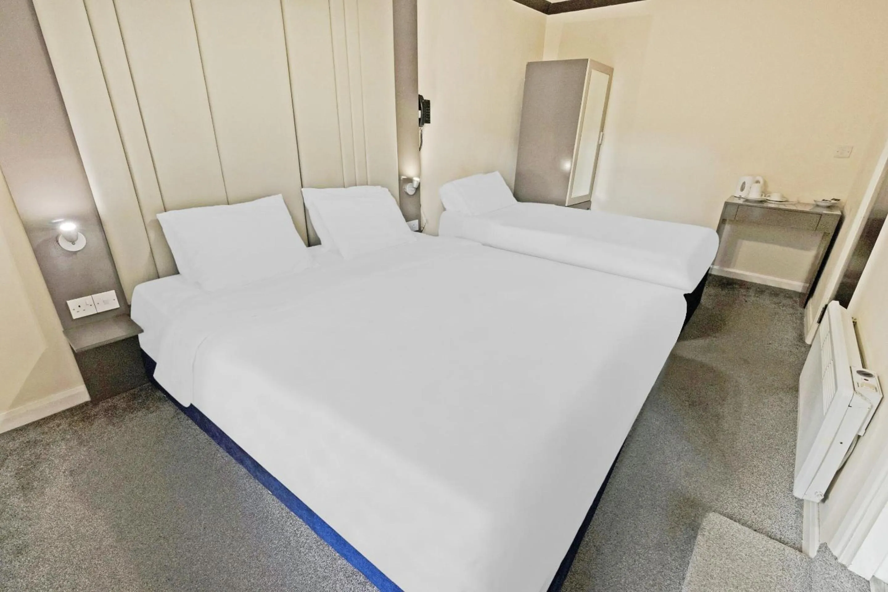 Bedroom, Bed in OYO The Baltimore Hotel