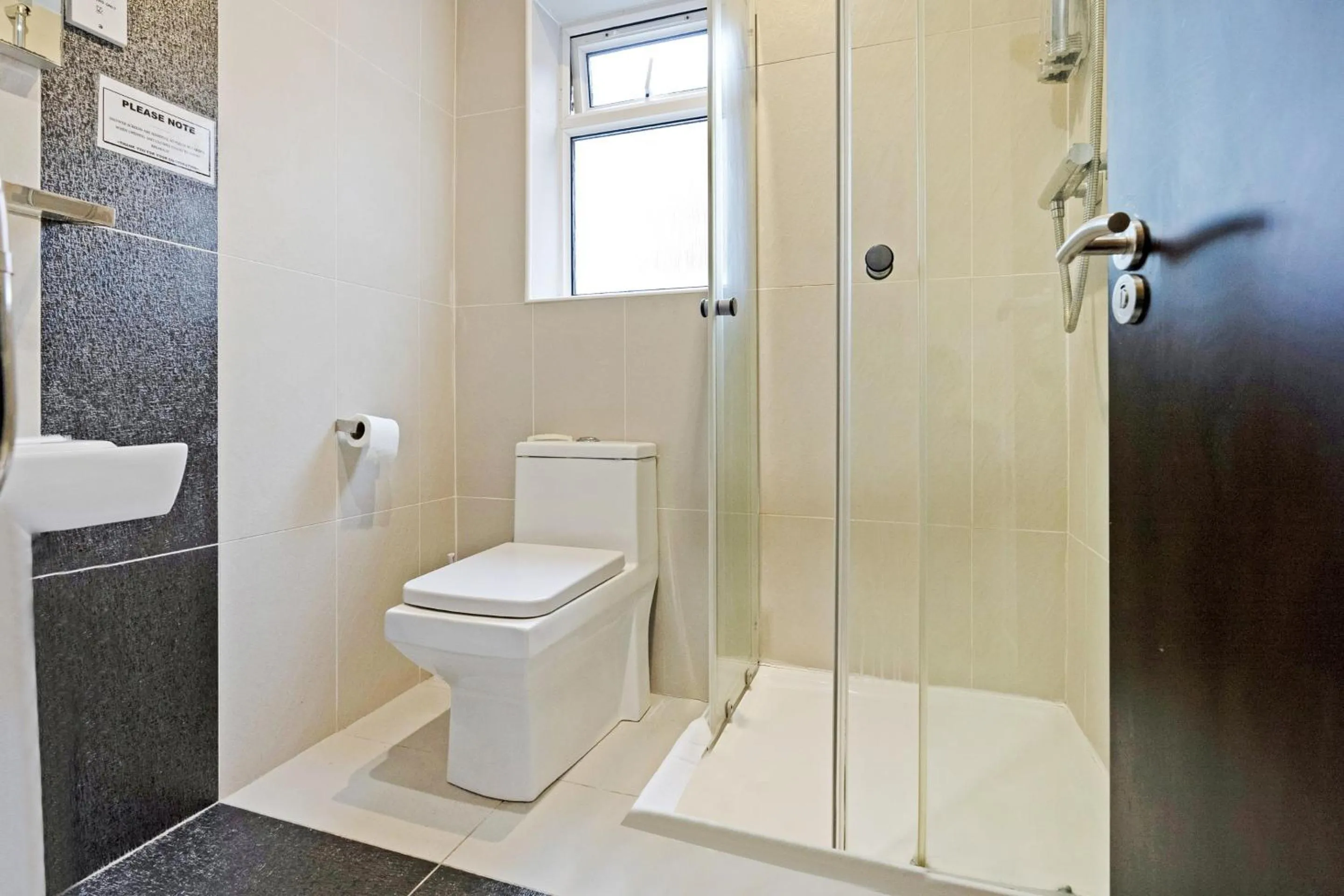 Bathroom in OYO The Baltimore Hotel