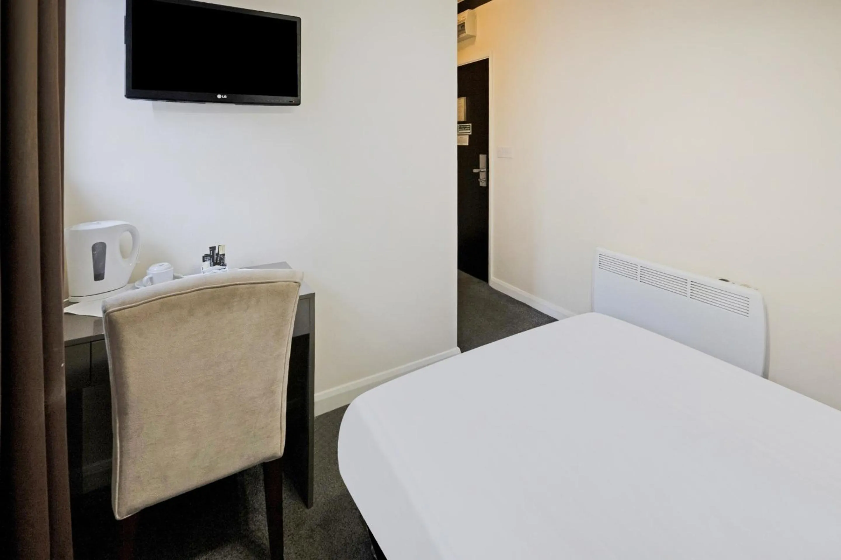 Bedroom, Bed in OYO The Baltimore Hotel