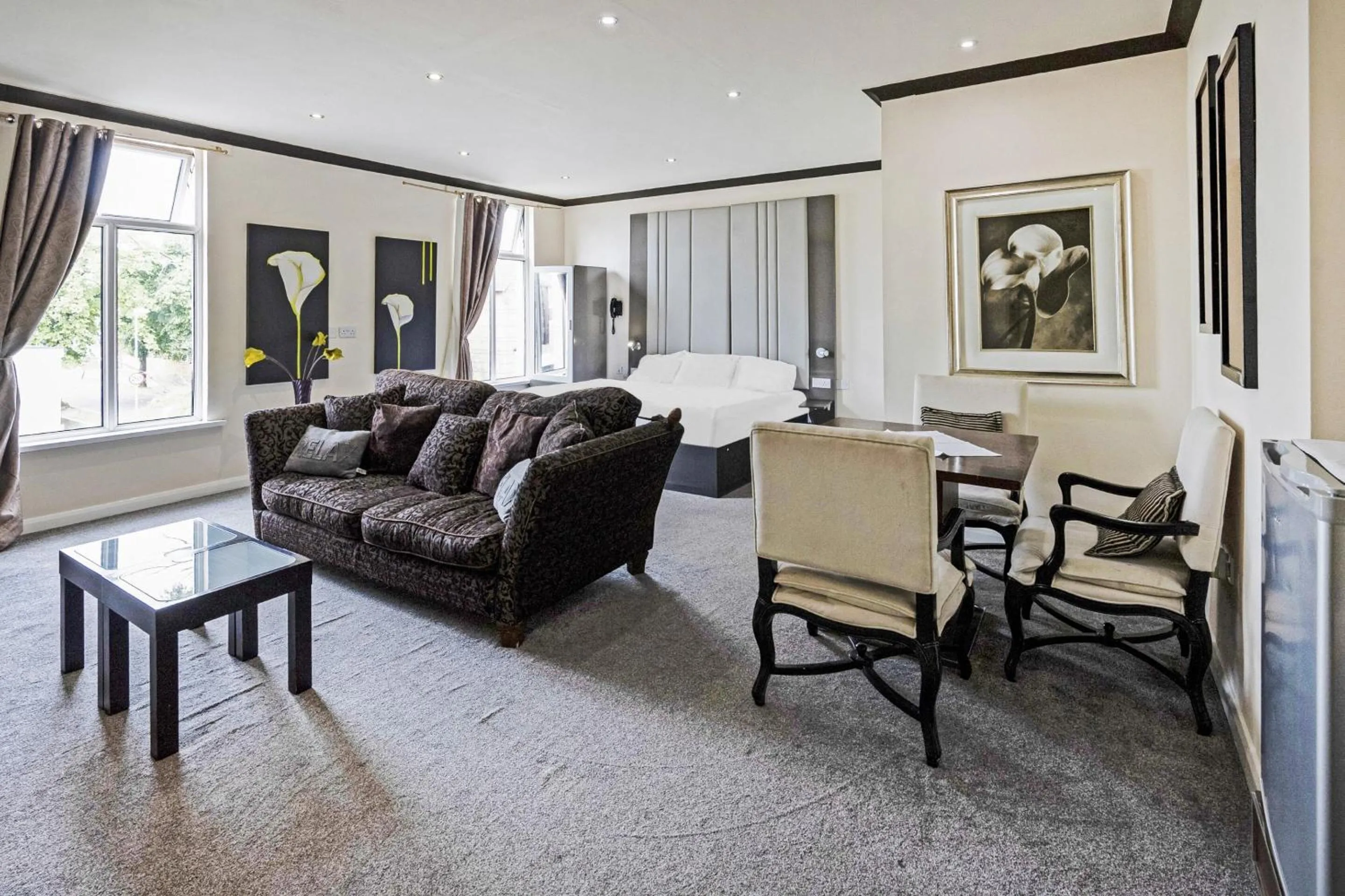 Bedroom in OYO The Baltimore Hotel