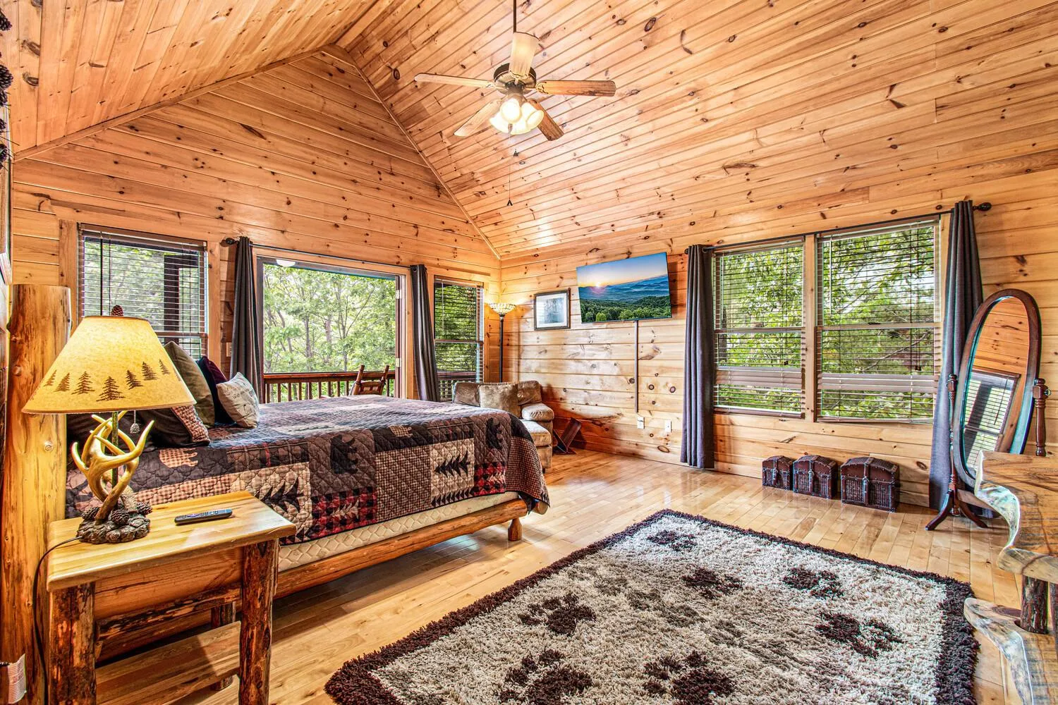 Bed in Incredible Views! - Pet Friendly - Aska Adventure Area - Bearfoot Bungalow