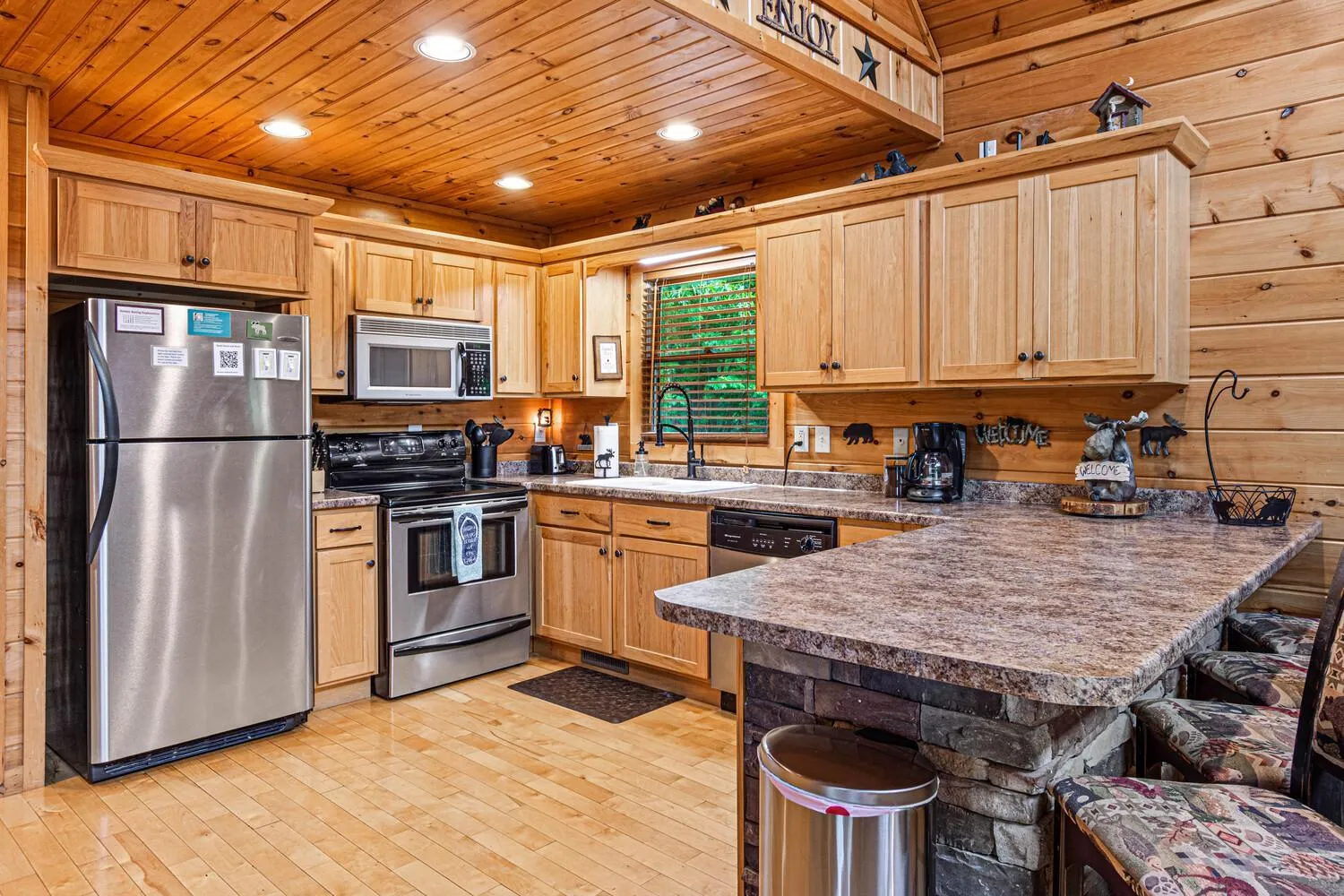 Kitchen or kitchenette in Incredible Views! - Pet Friendly - Aska Adventure Area - Bearfoot Bungalow