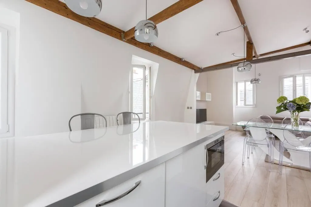 Sublime appartement refait à neuf en dernier étage baigné de lumière avec une très belle hauteur sous plafond 2 chambres en plein centre de Paris
