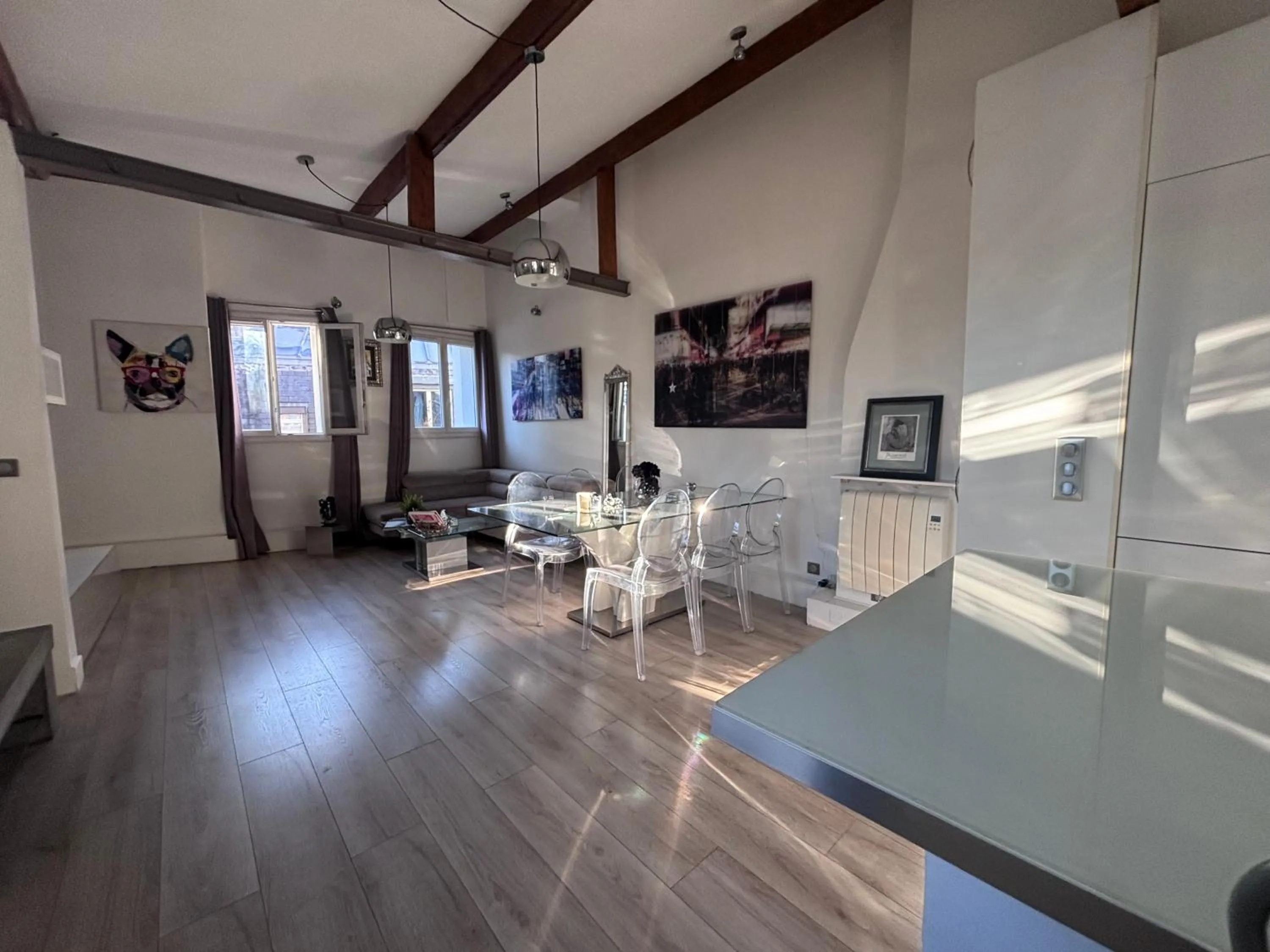 Sublime appartement refait à neuf en dernier étage baigné de lumière avec une très belle hauteur sous plafond 2 chambres en plein centre de Paris