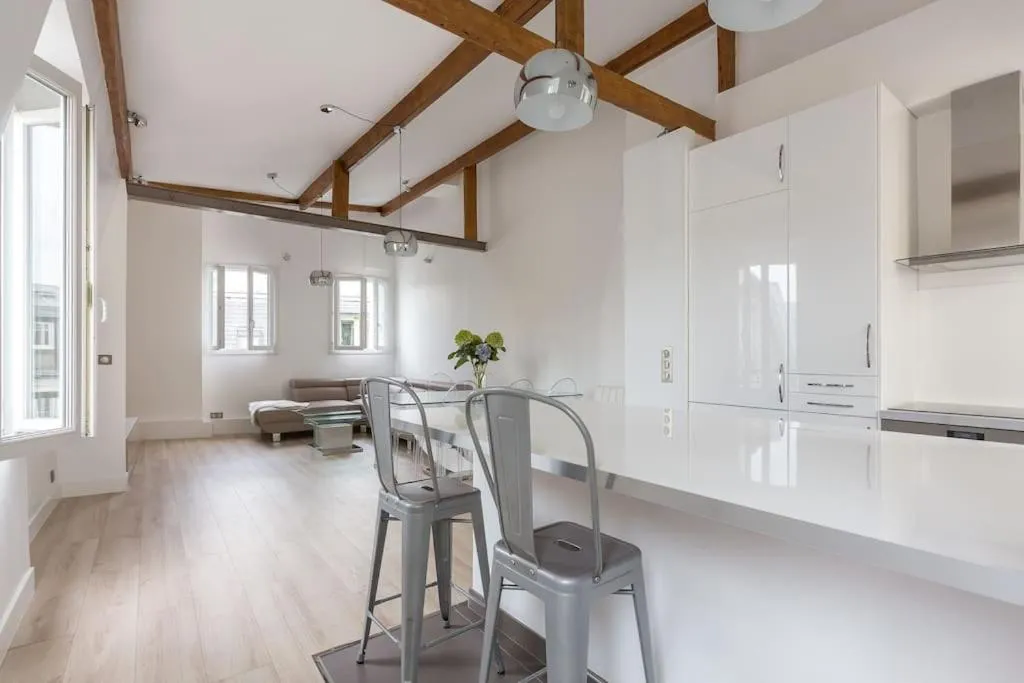 Sublime appartement refait à neuf en dernier étage baigné de lumière avec une très belle hauteur sous plafond 2 chambres en plein centre de Paris