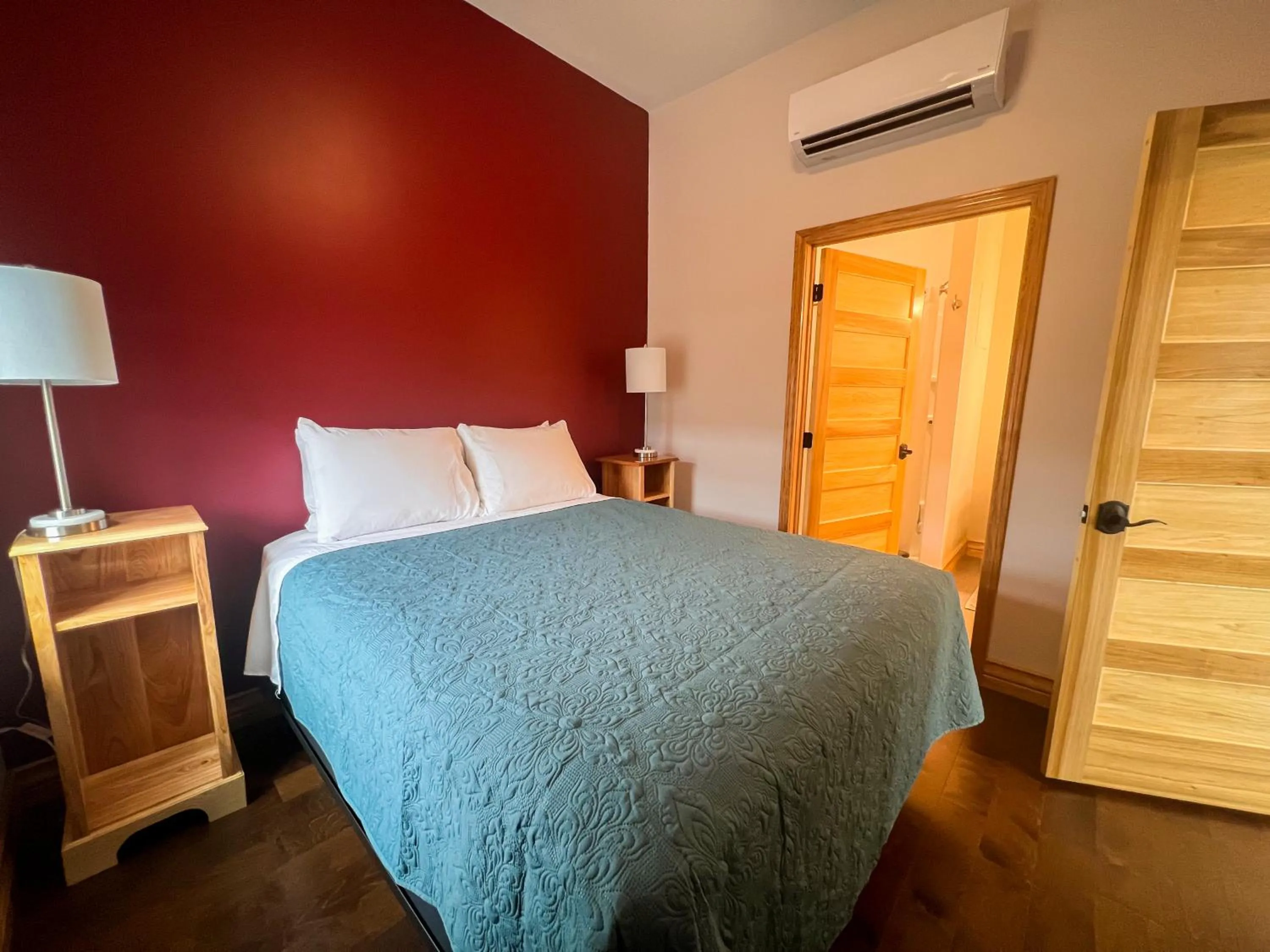 Bedroom, Bed in Goldfinch Suites