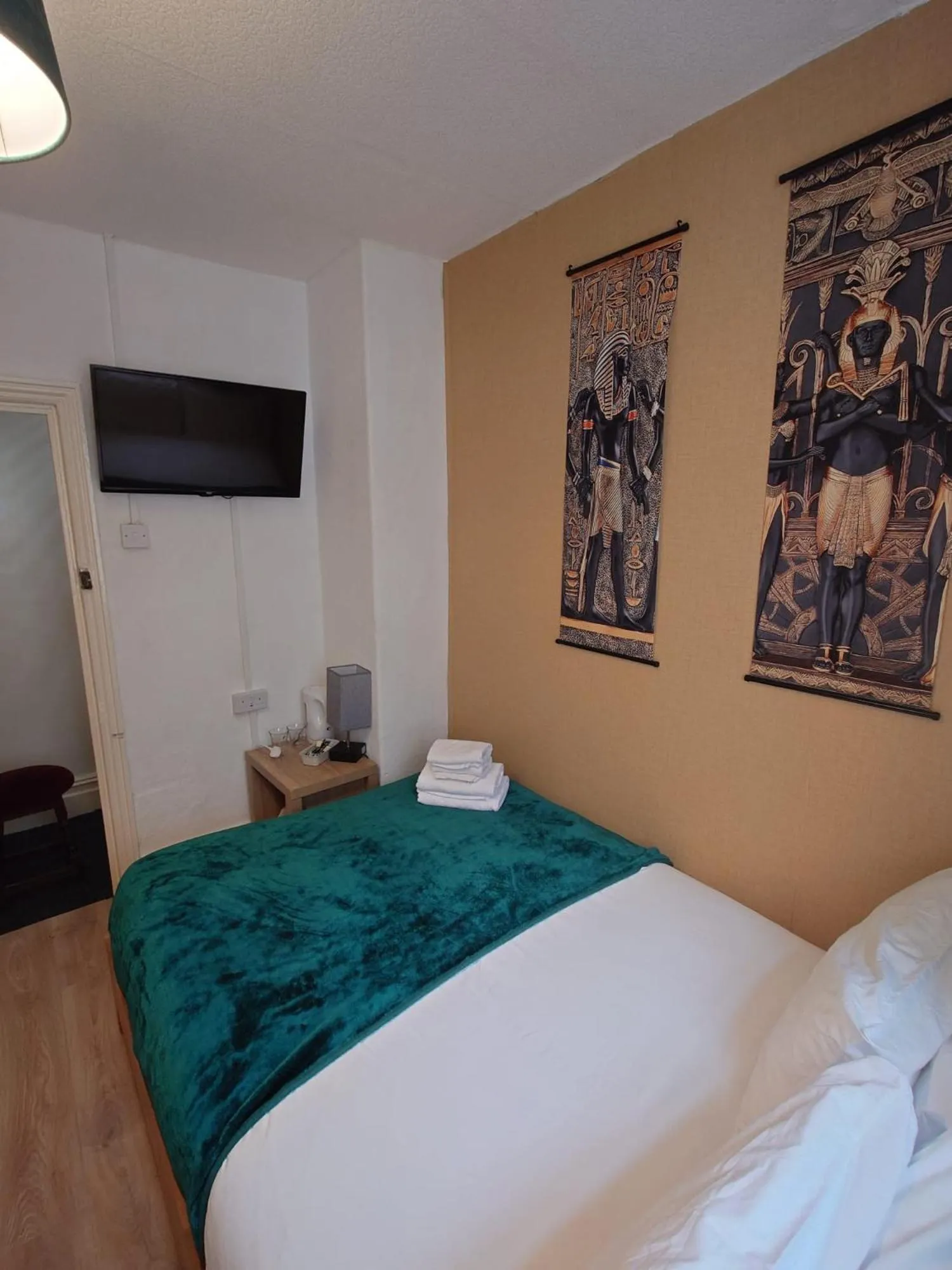 Bedroom, Bed in Harriette's Guest House