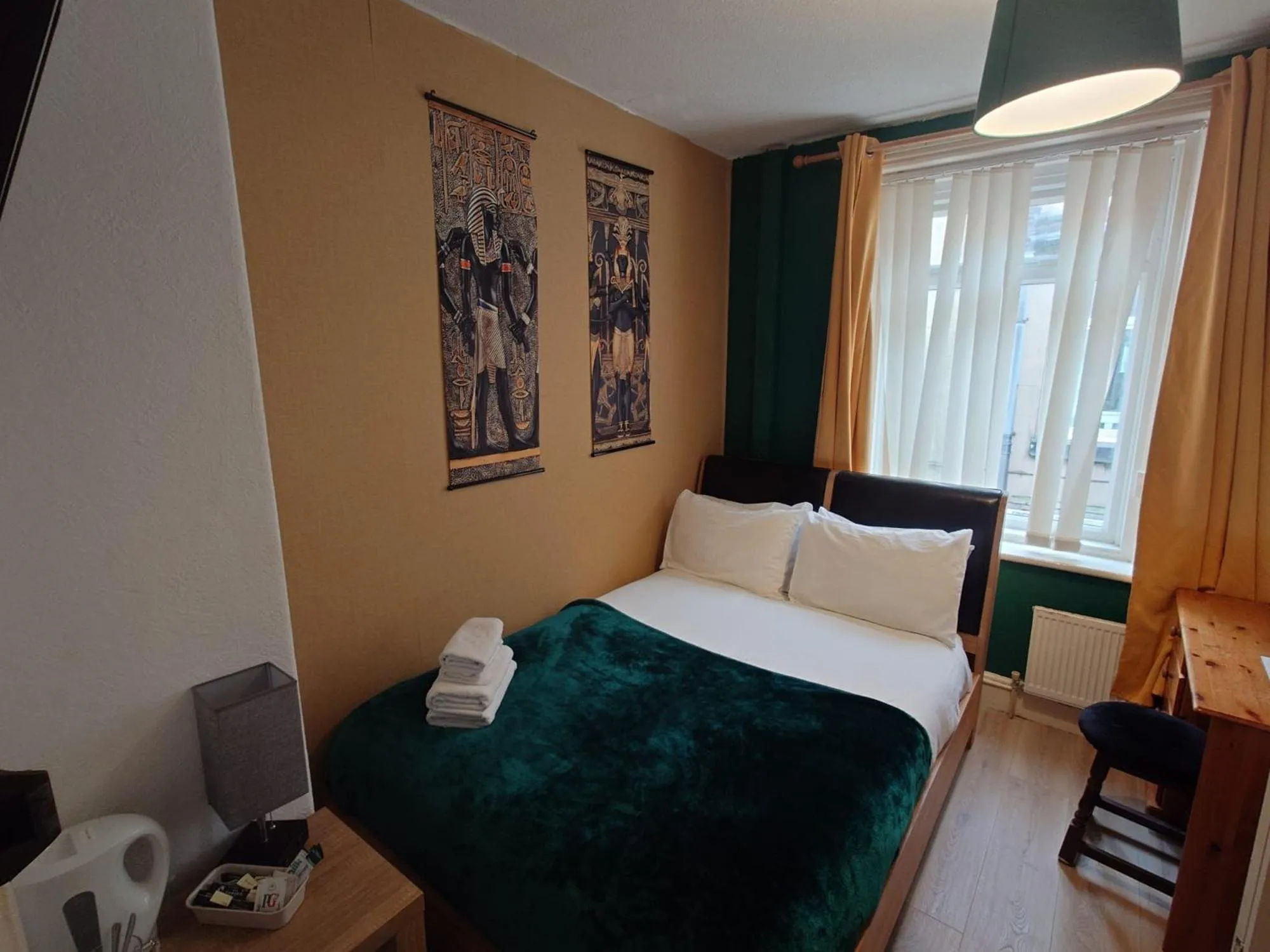 Bedroom, Bed in Harriette's Guest House