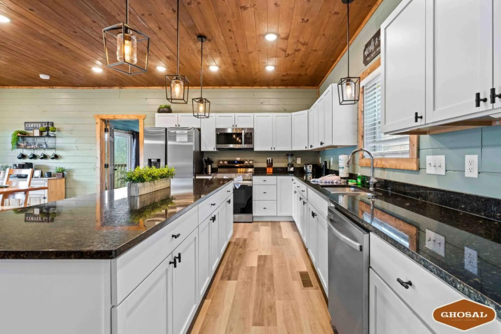 Kitchen or kitchenette in Luxe Mountain Pool Escape by Ghosal Luxury Lodging
