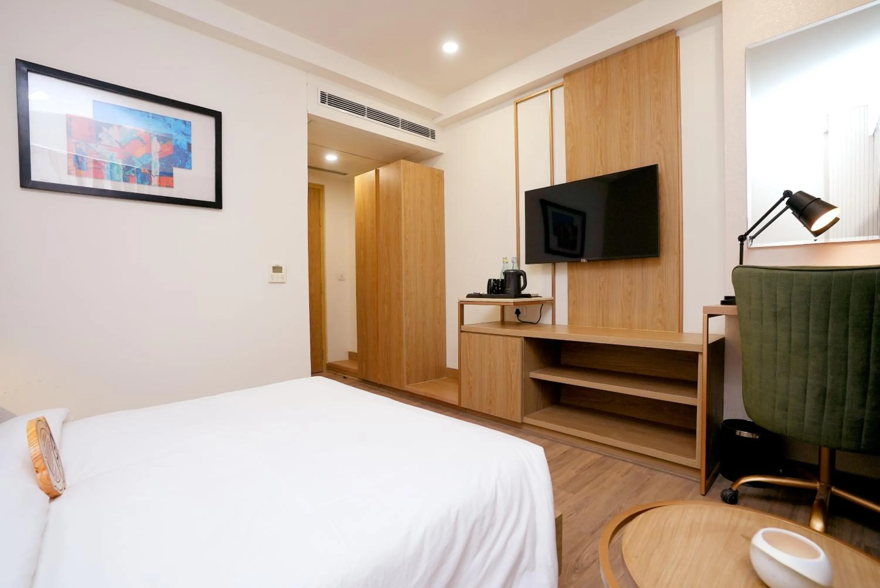 TV and multimedia, Bed in Hotel Limon & Banquet Sector 29, Gurgaon