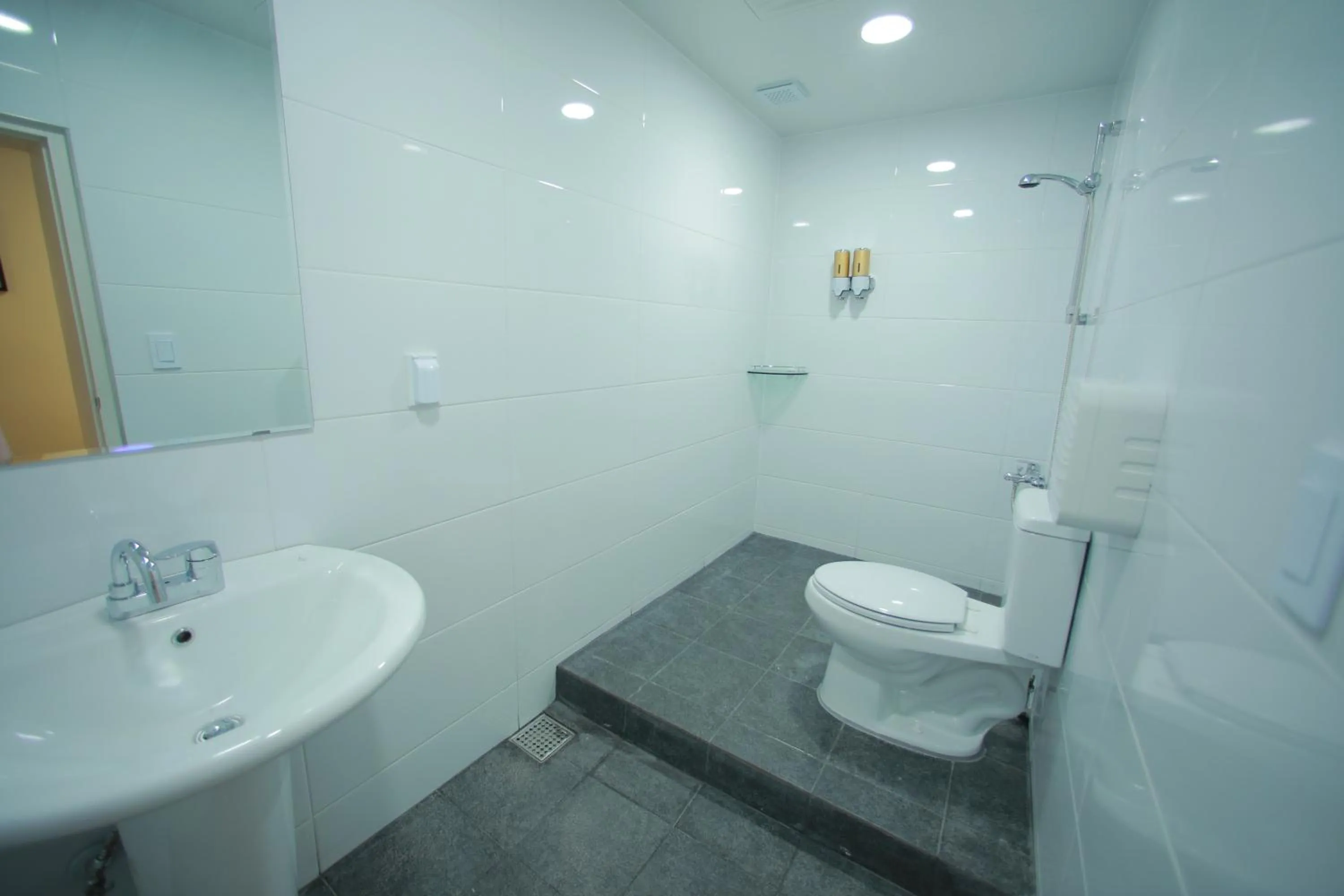 Shower in Slow Vibe Myeongdong