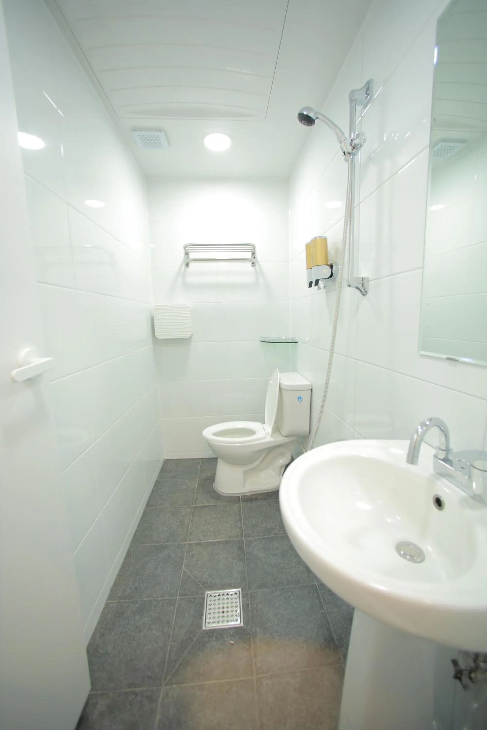 Shower in Slow Vibe Myeongdong