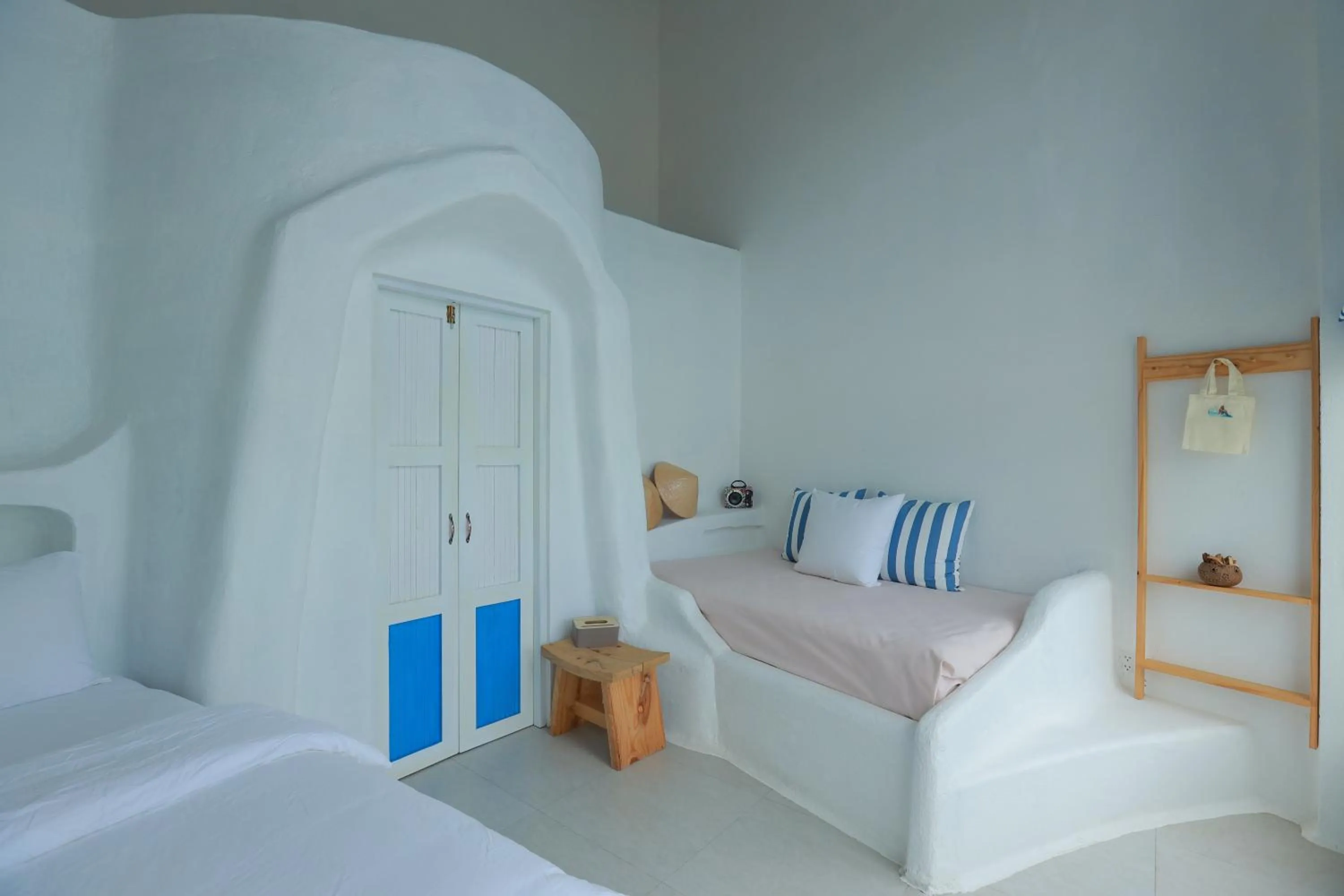 Photo of the whole room, Bed in iSea by the sea