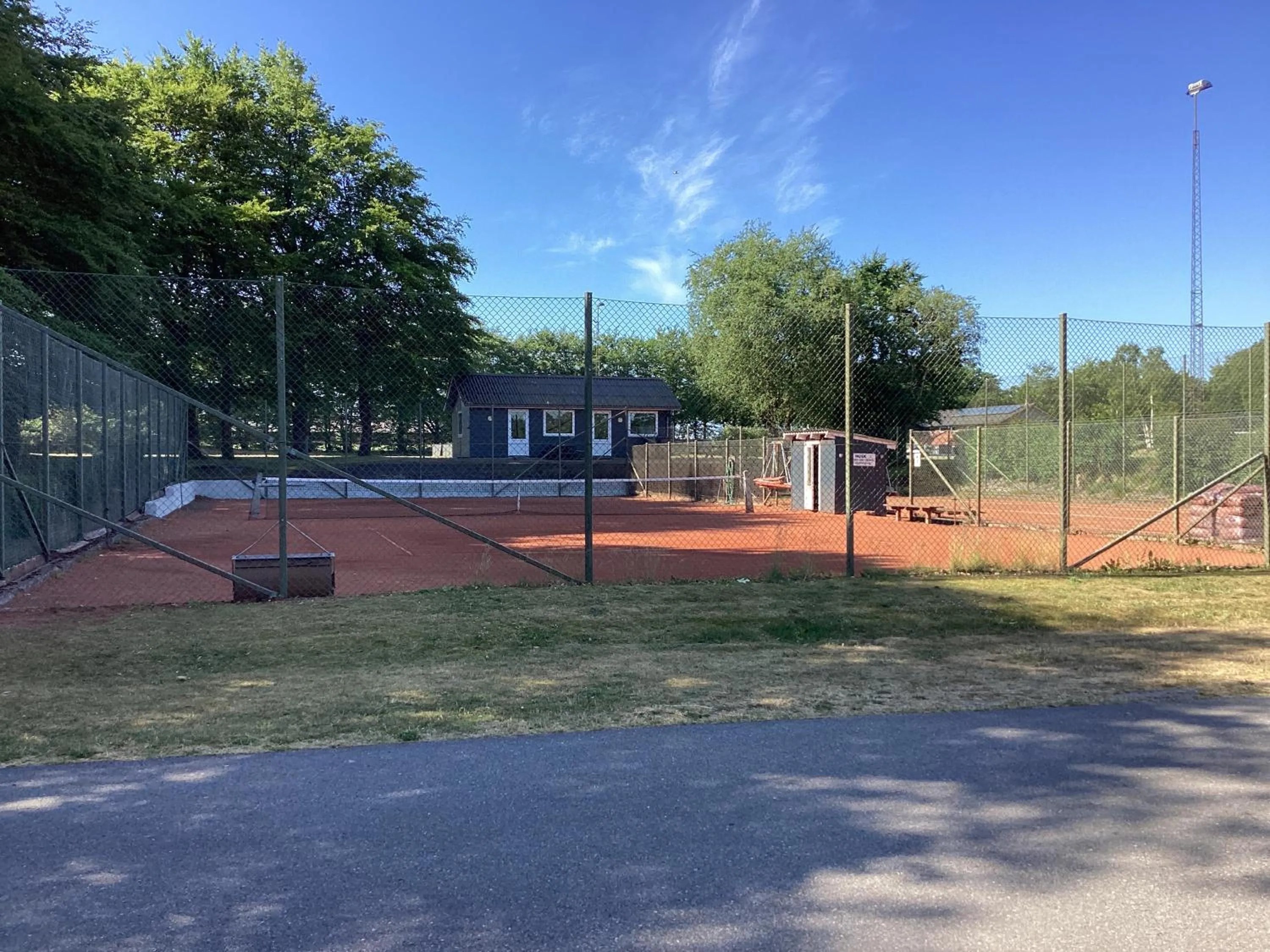 Tennis court in Enghaven Bed & Kitchen
