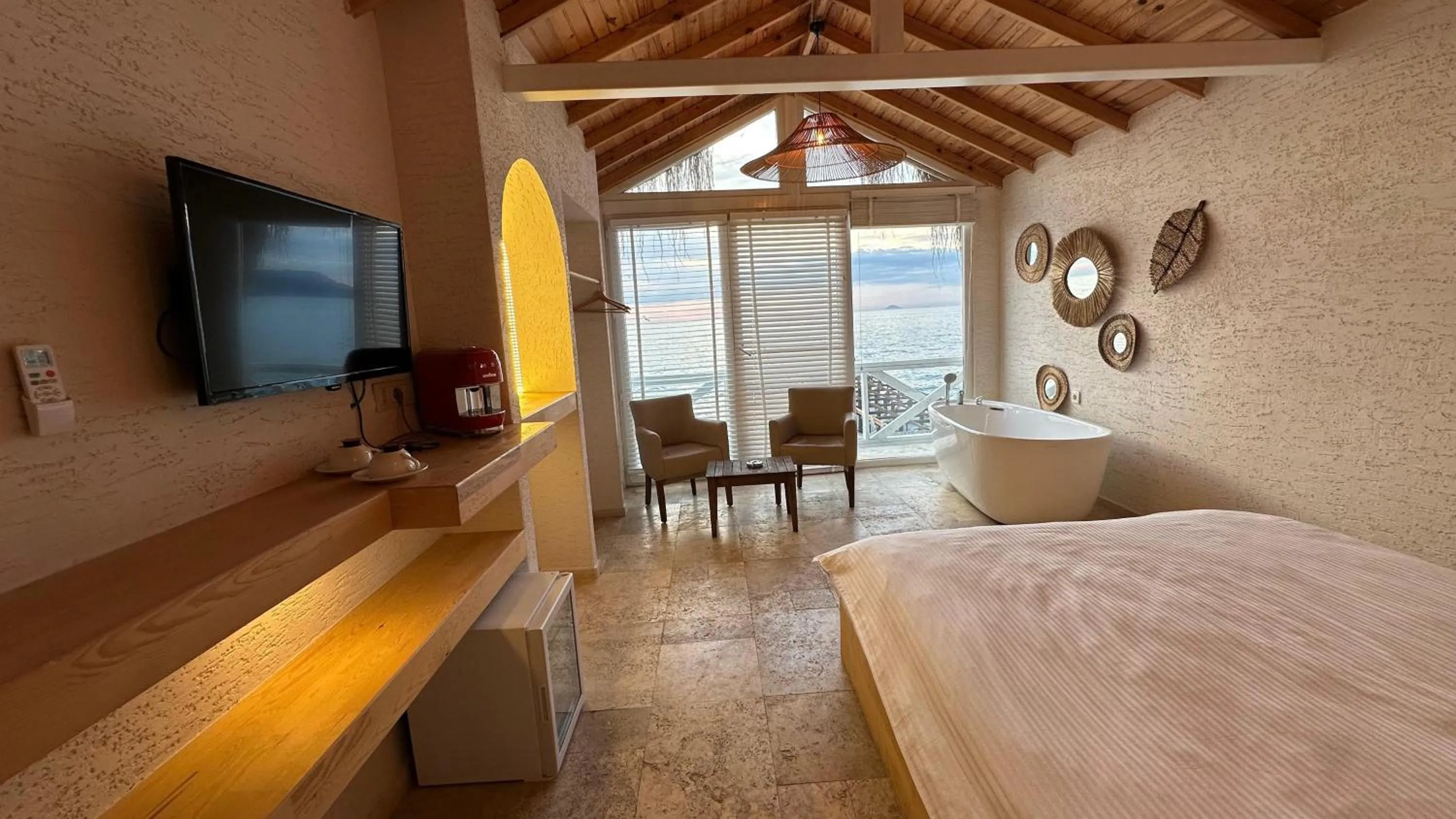 Photo of the whole room, Bed in The Roof Ada