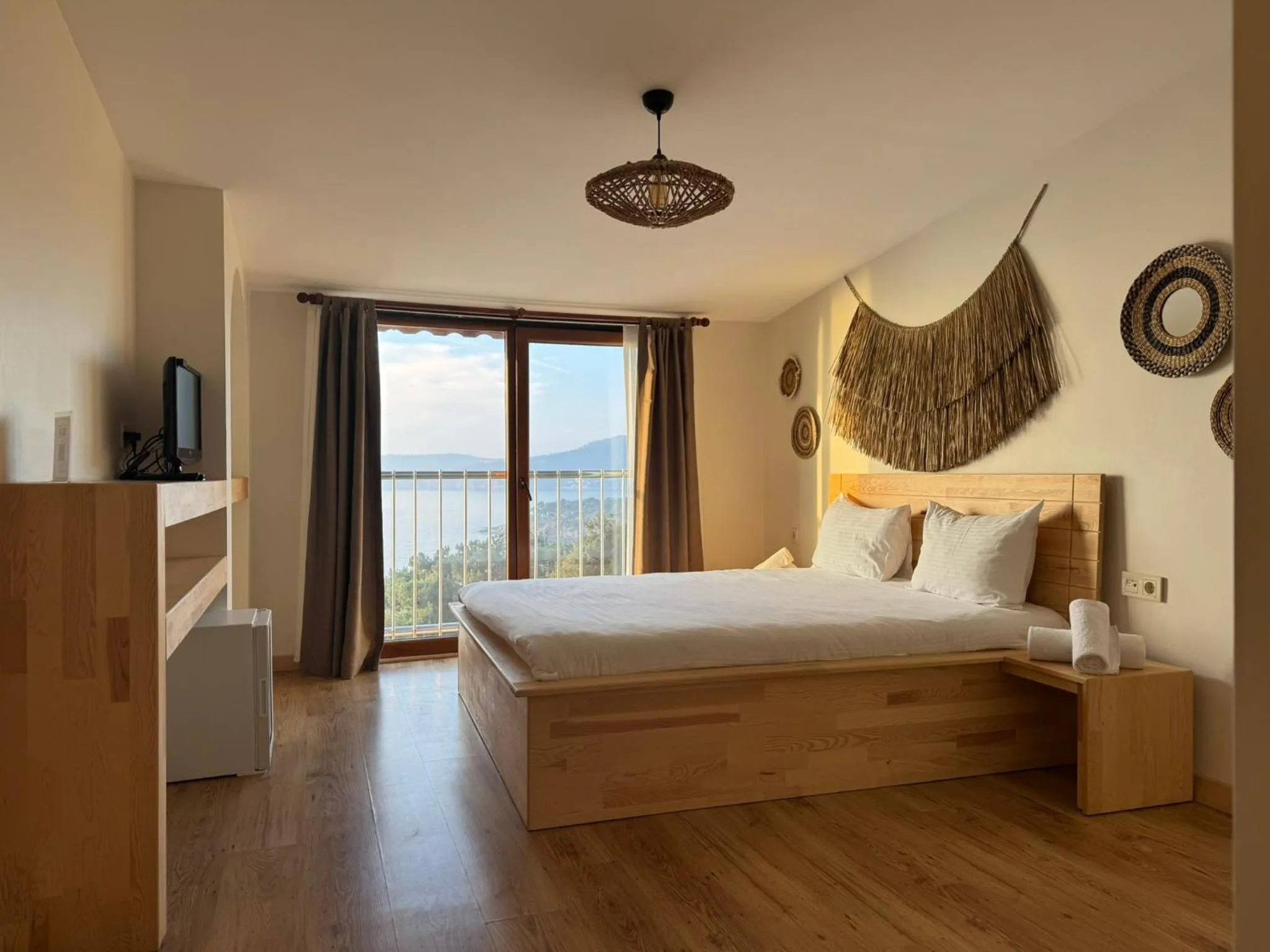 Photo of the whole room, Bed in The Roof Ada