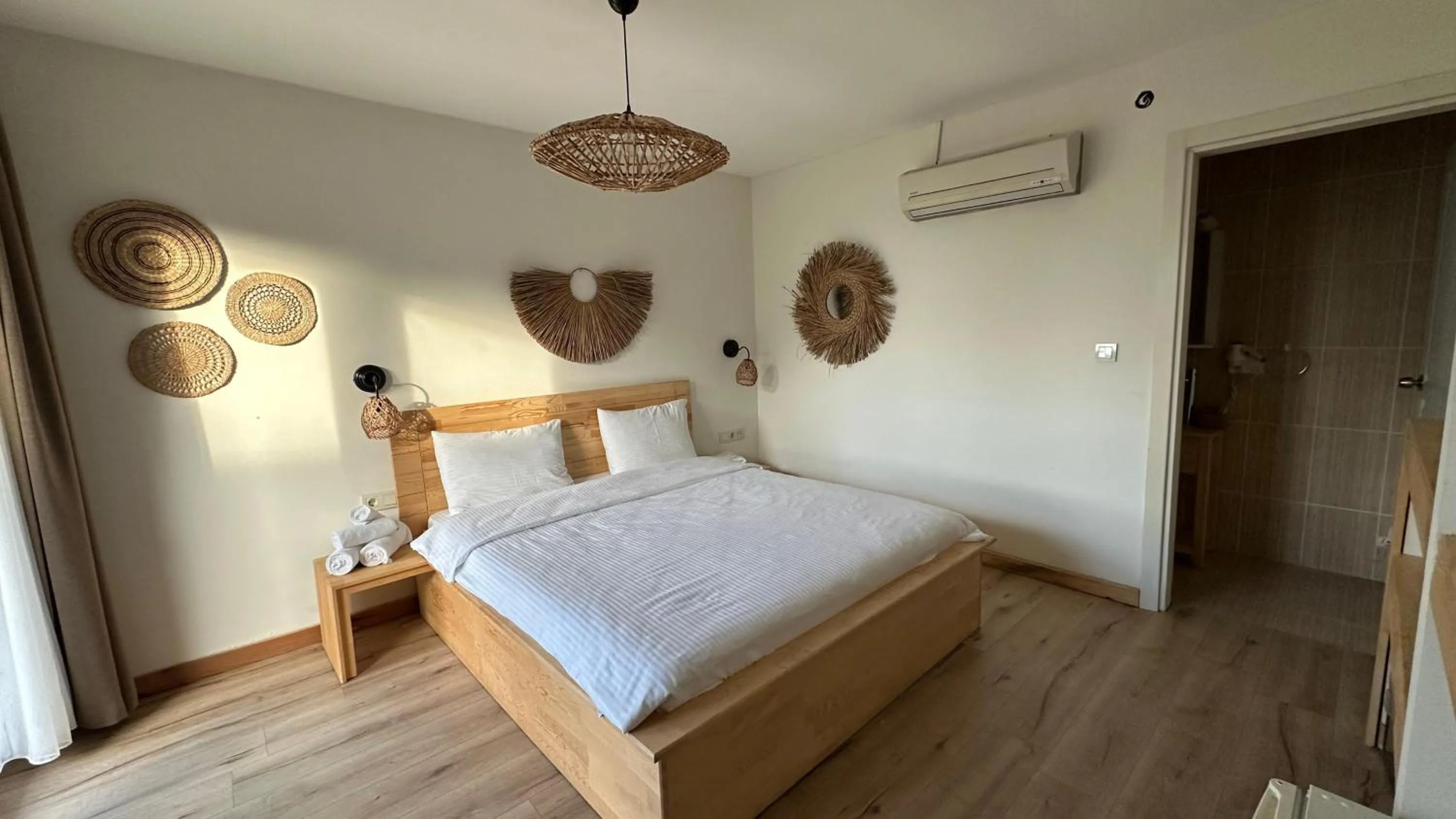 Photo of the whole room, Bed in The Roof Ada