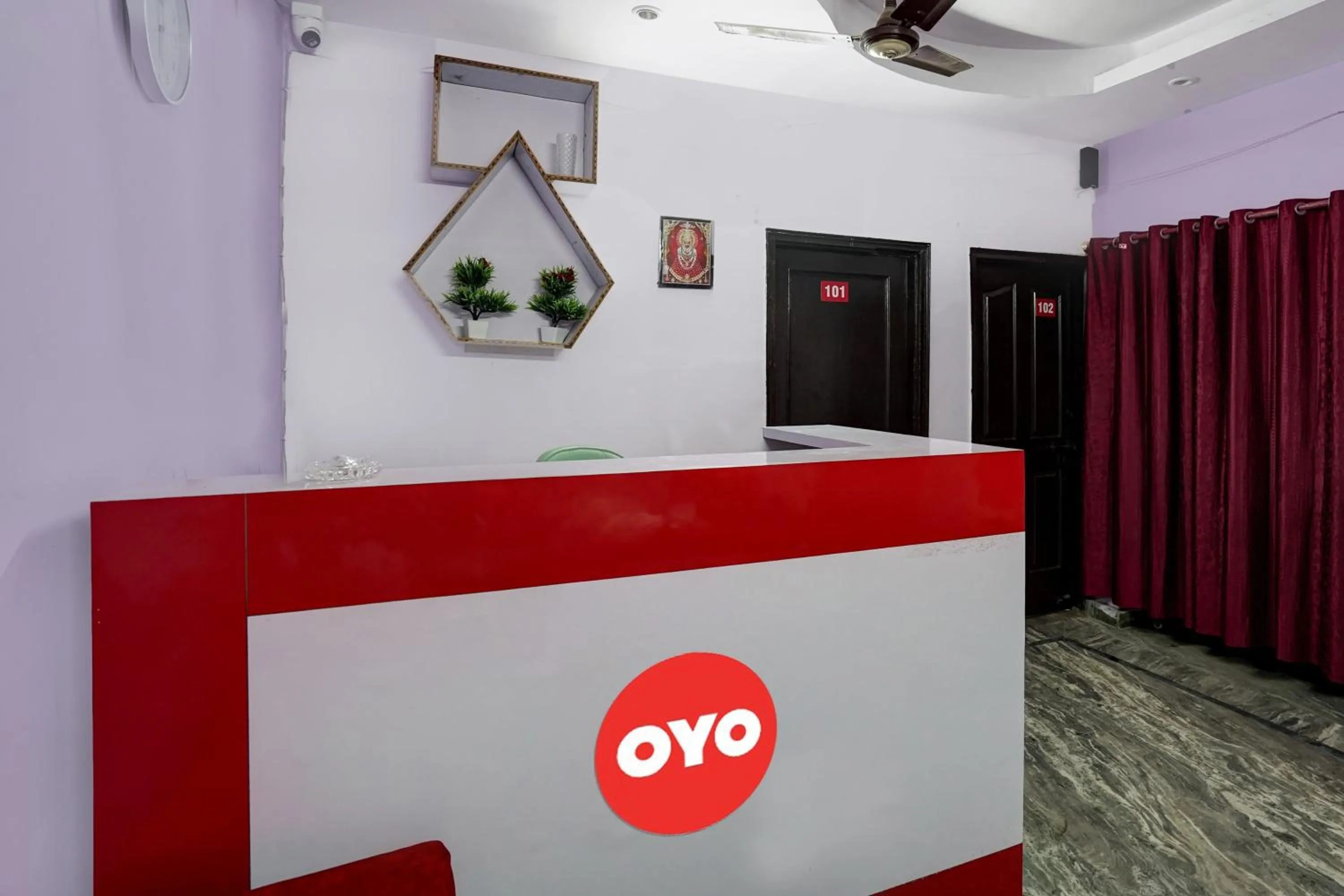 Lobby or reception in Super Hotel O Khanna Hotel near shakti khand III Indirapuram