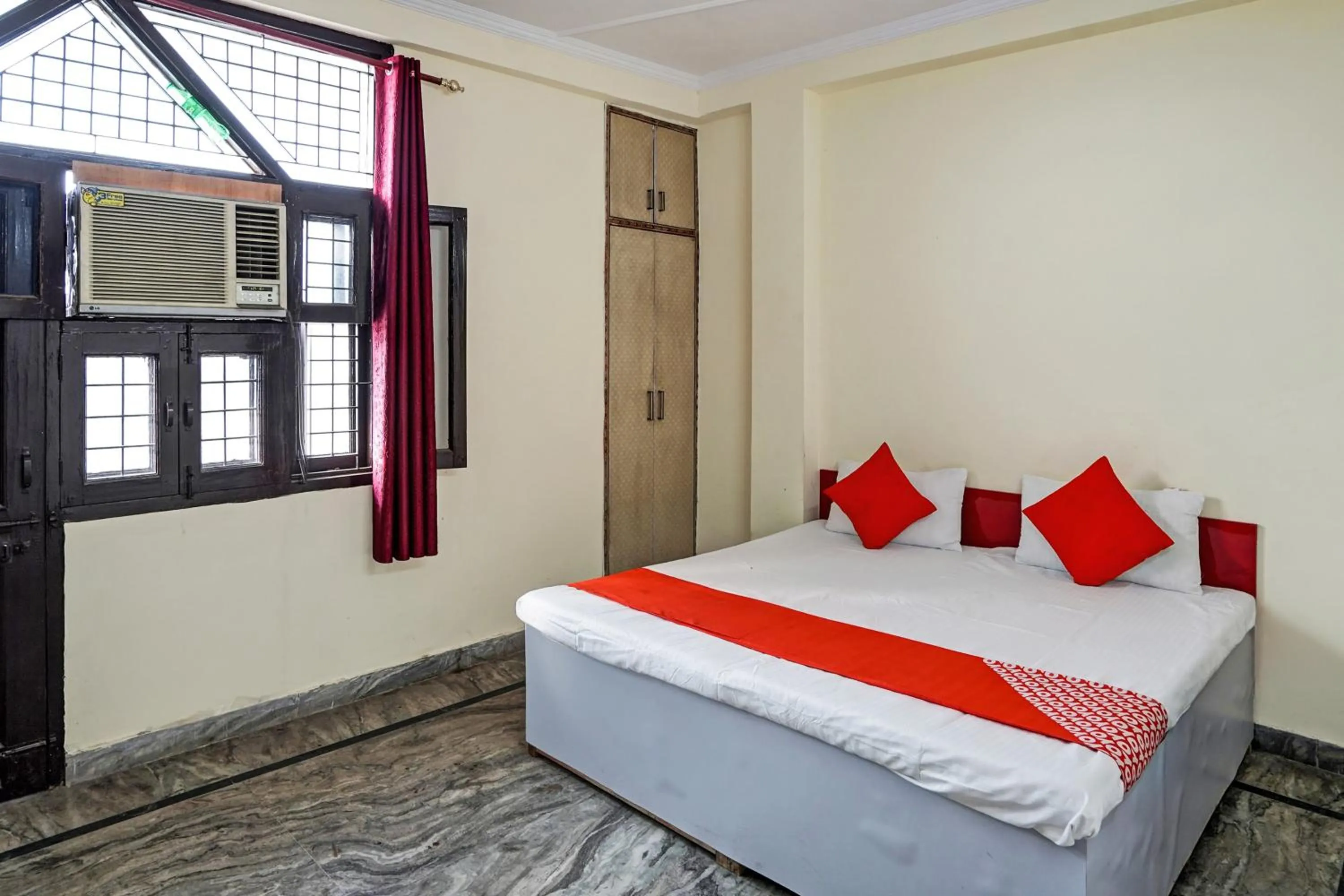 Bedroom, Bed in Super Hotel O Khanna Hotel near shakti khand III Indirapuram