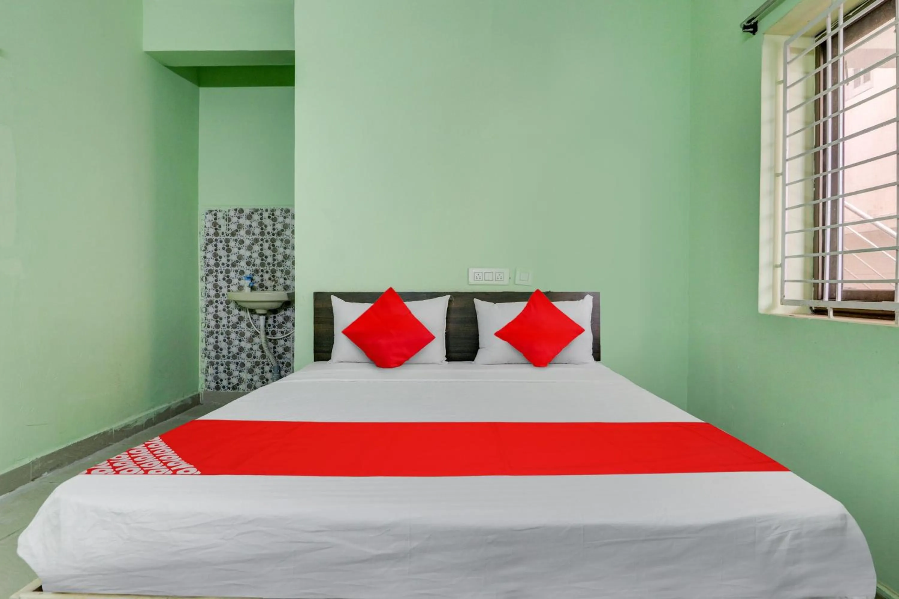 Facade/entrance, Bed in Hotel O V Darshini