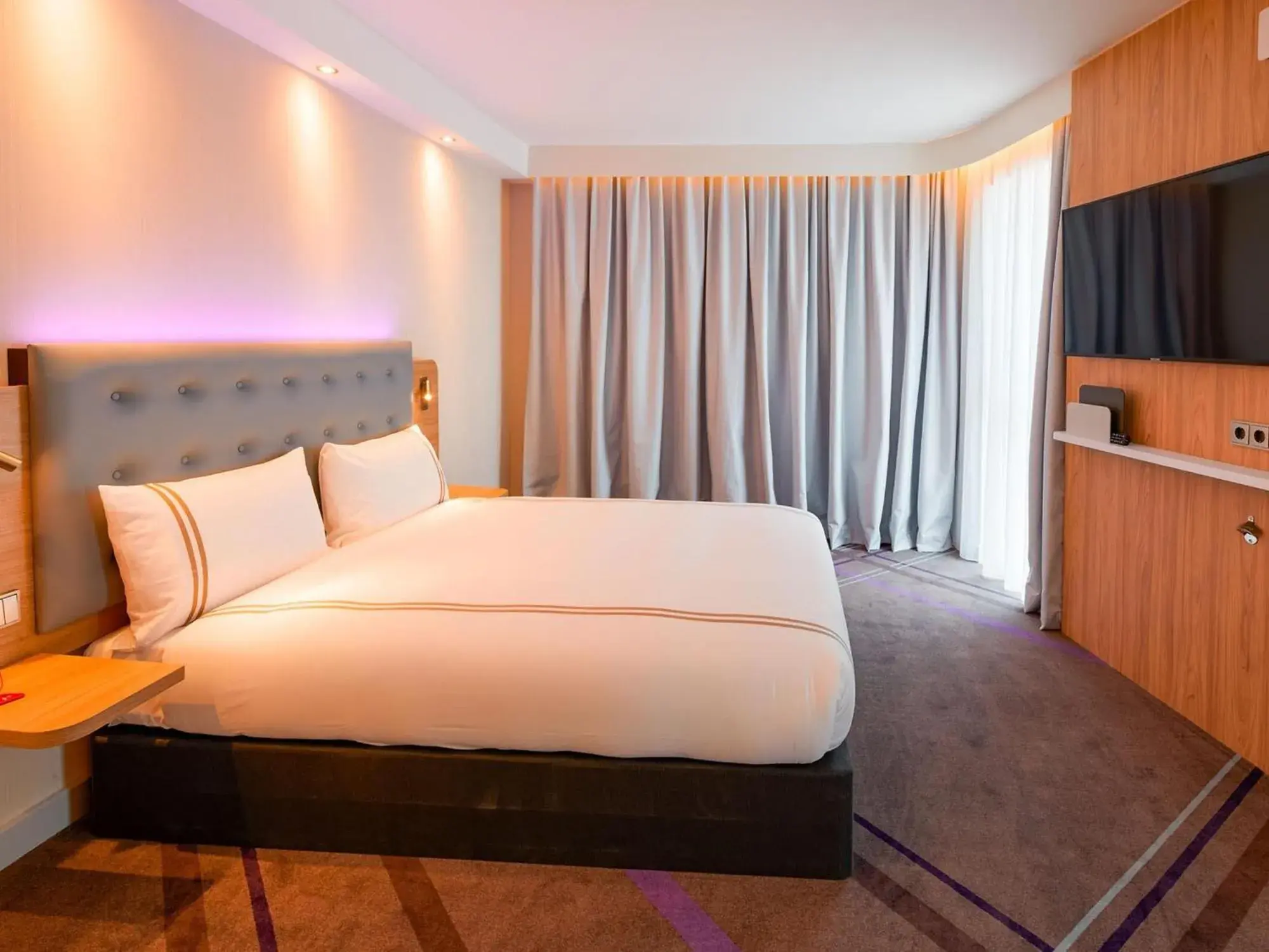 Double Room - Disability Access in Premier Inn Mannheim City Centre Double Room - Disability Access in Premier Inn Mannheim City Centre