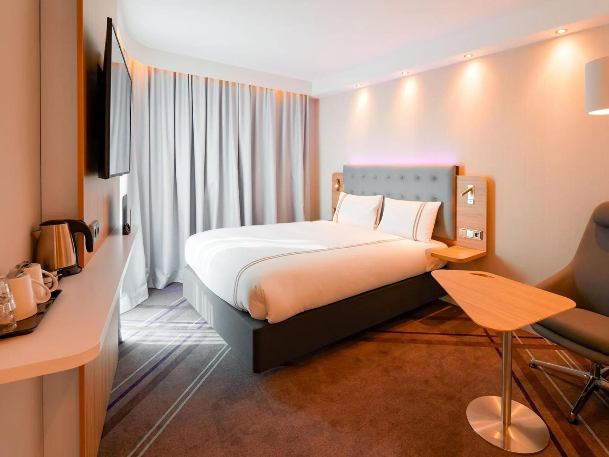 Bedroom, Bed in Premier Inn Mannheim City Centre