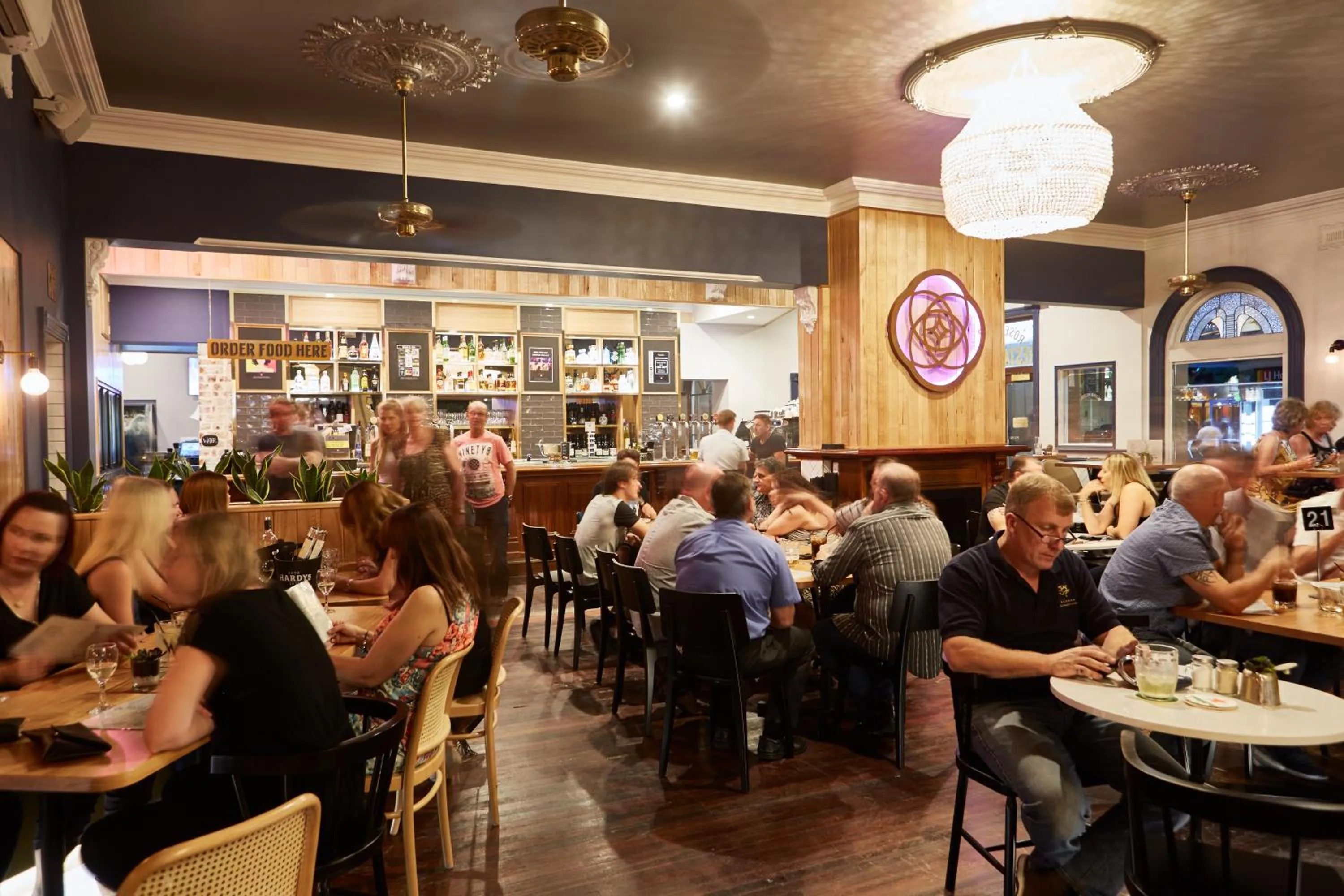 Restaurant/places to eat in The Rose Hotel & Motel