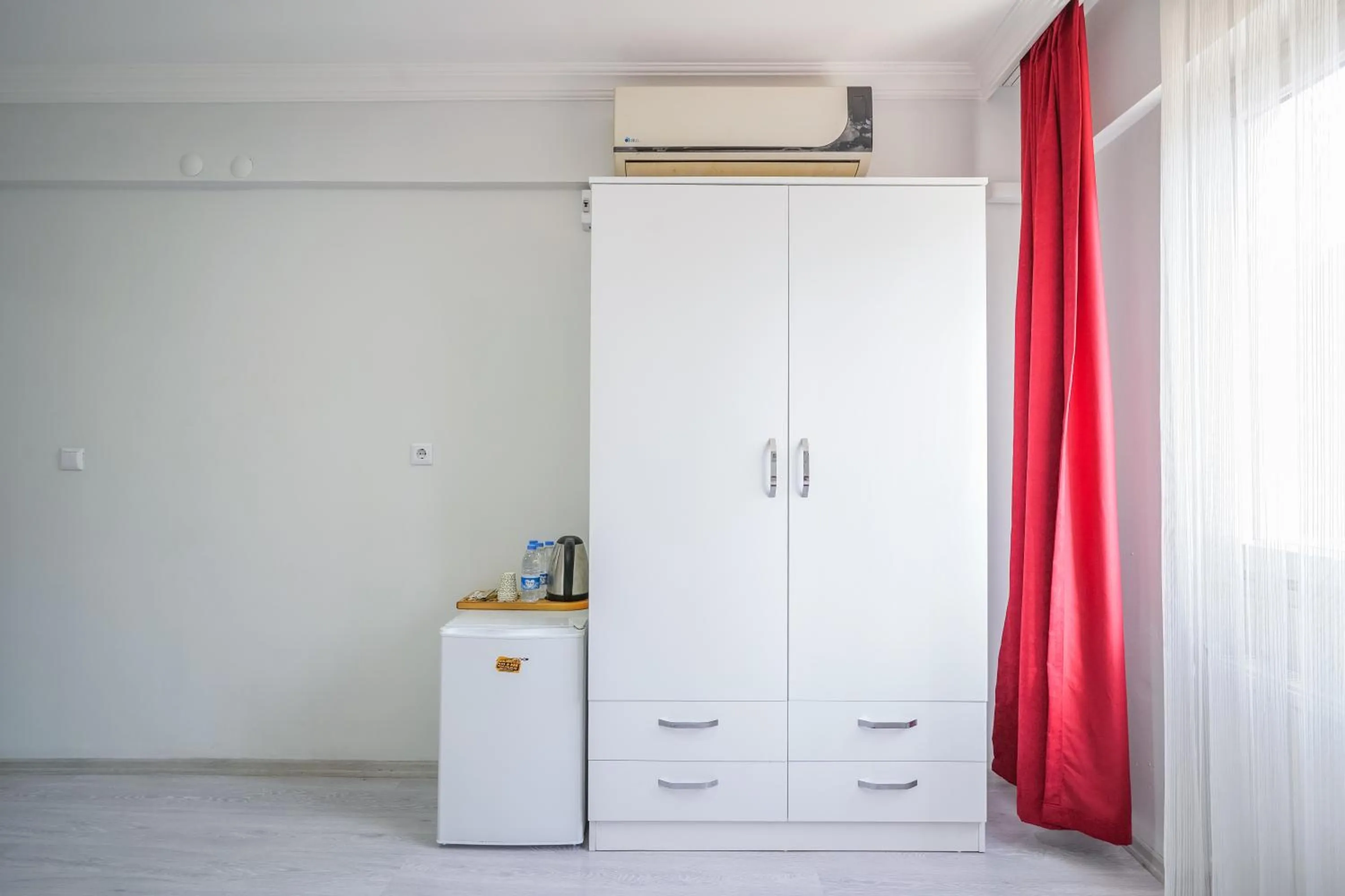 wardrobe in YAŞAM HOTEL