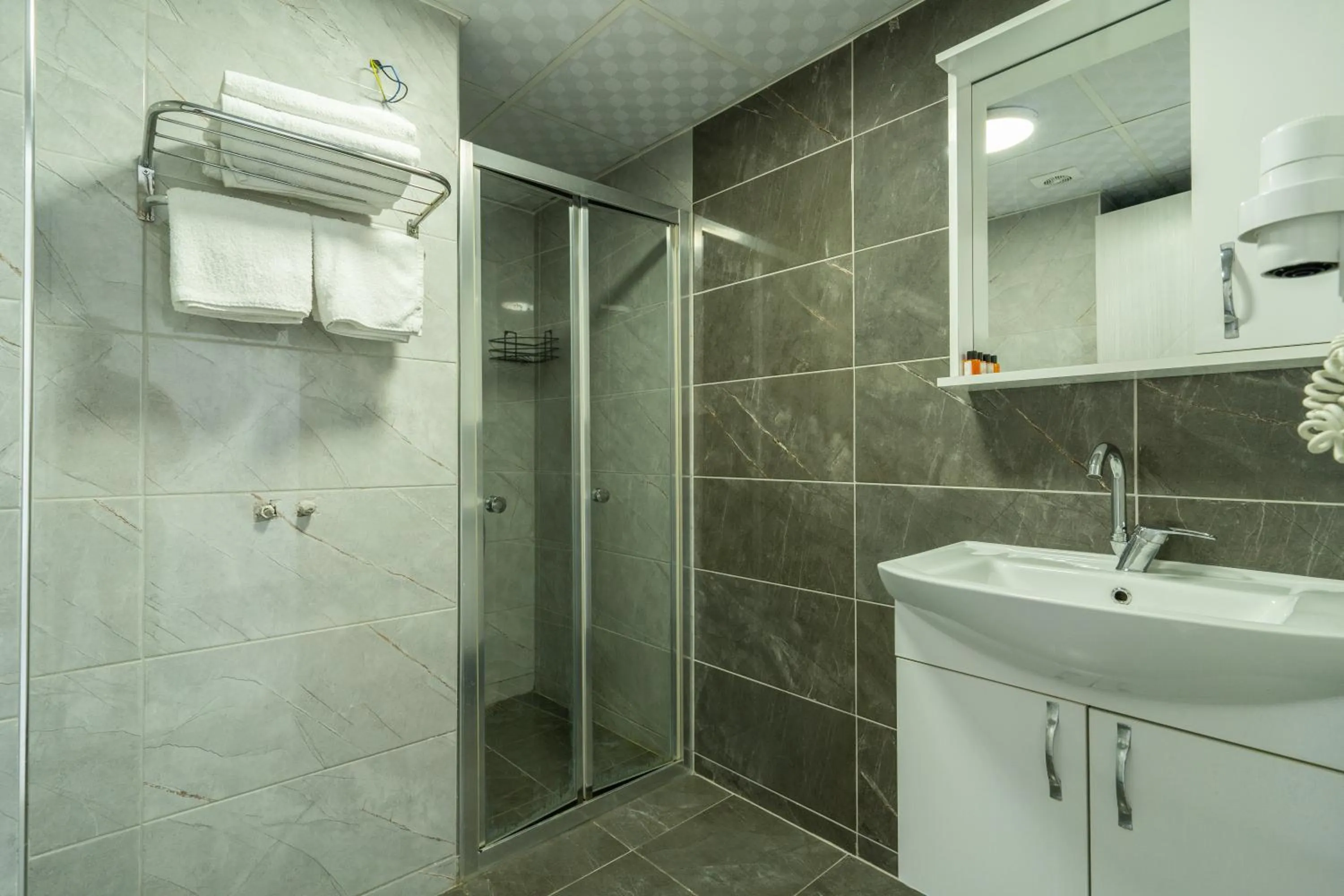 Shower in YAŞAM HOTEL