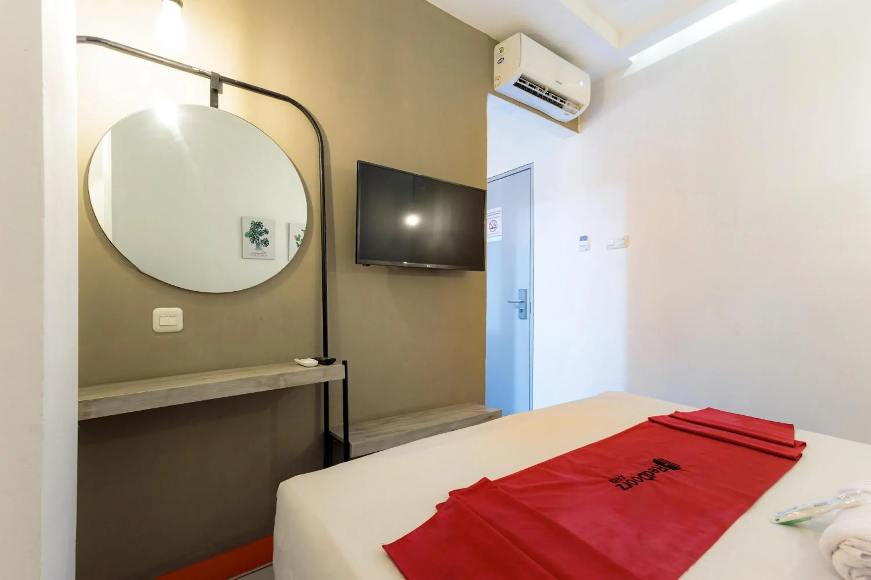 Bed in RedDoorz near Mangga Dua Mall Bed in RedDoorz near Mangga Dua Mall