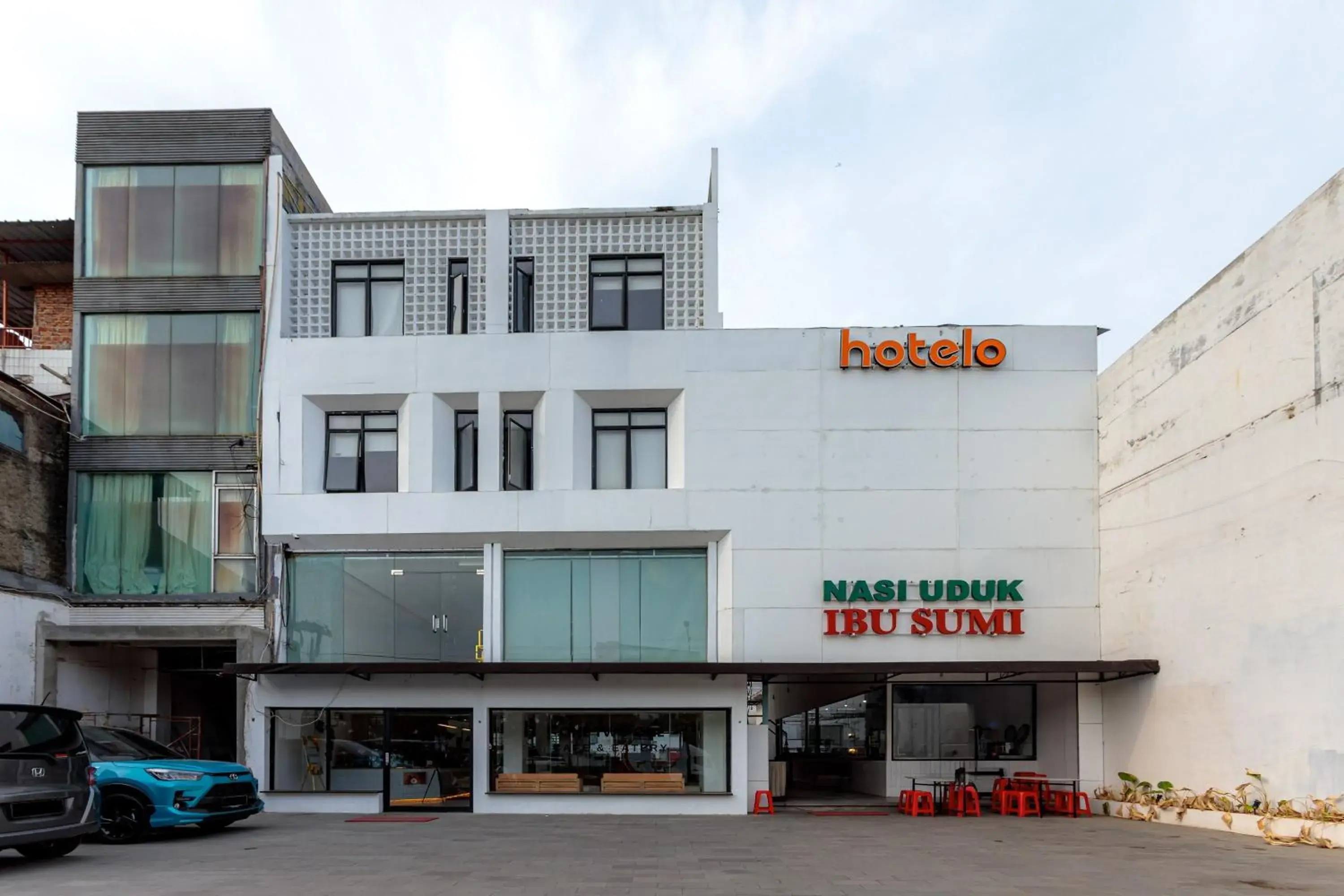 Property building in RedDoorz near Mangga Dua Mall Property building in RedDoorz near Mangga Dua Mall