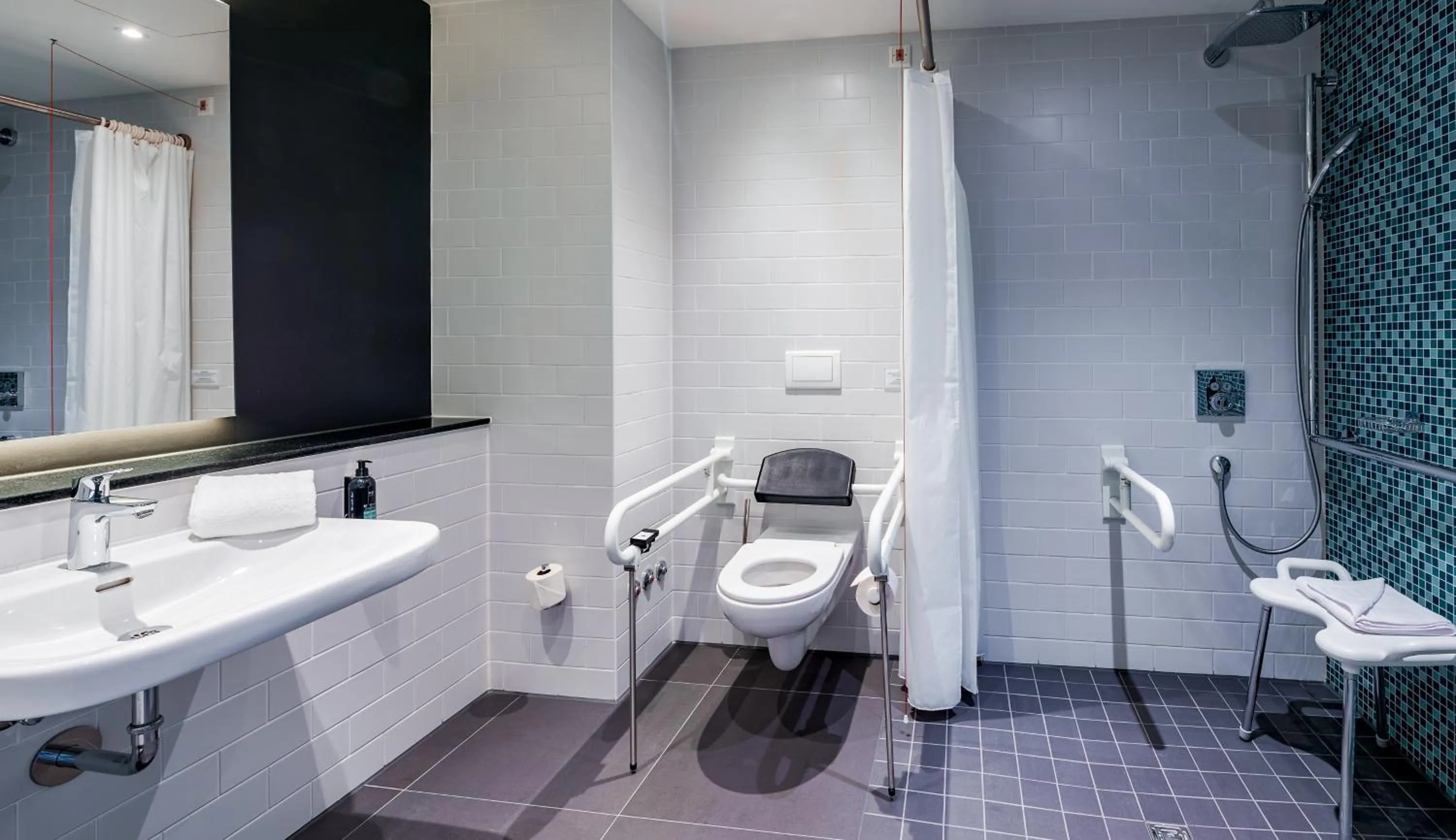 Bathroom in Premier Inn München Airport Süd