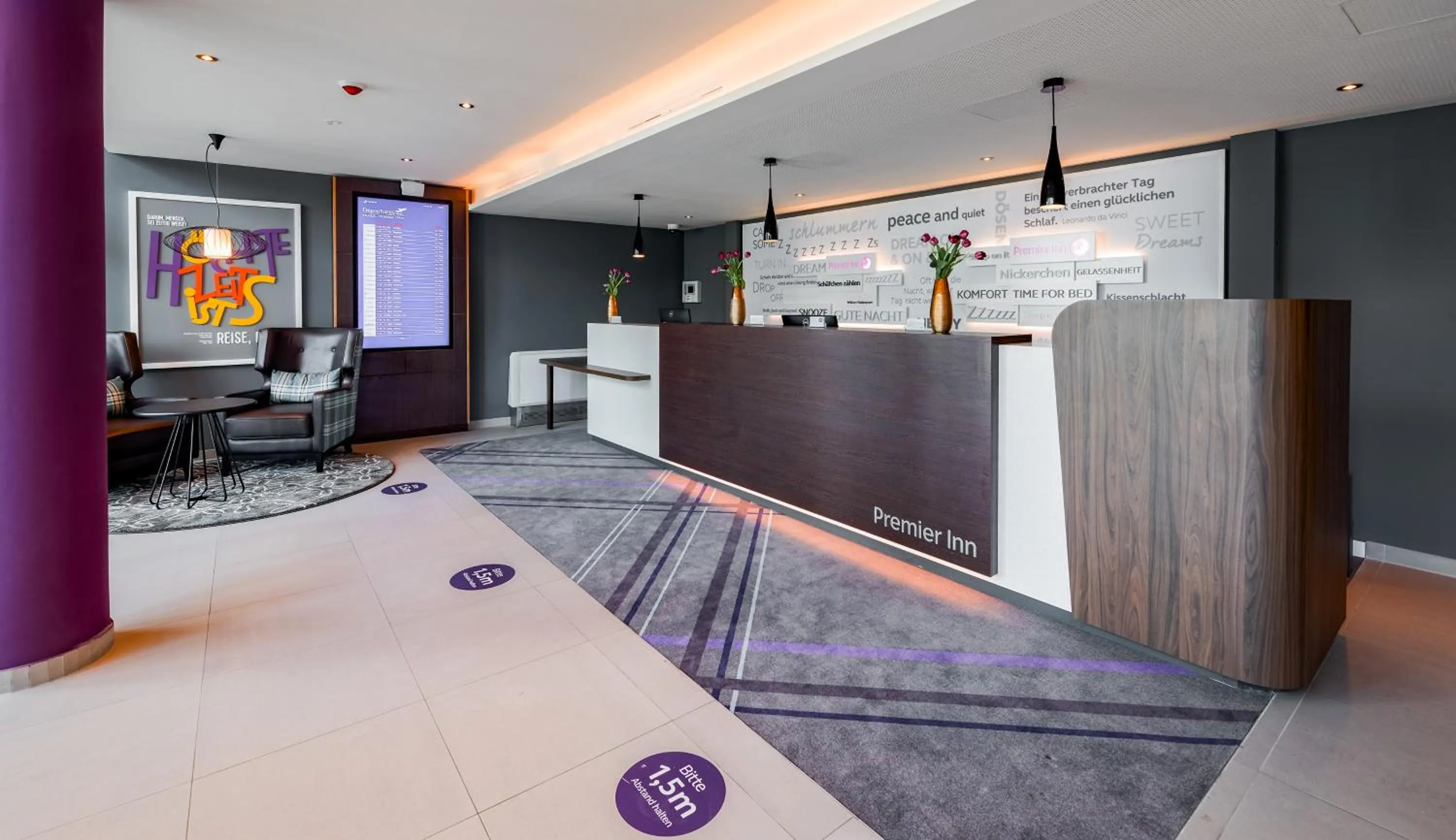 Lobby or reception in Premier Inn München Airport Süd