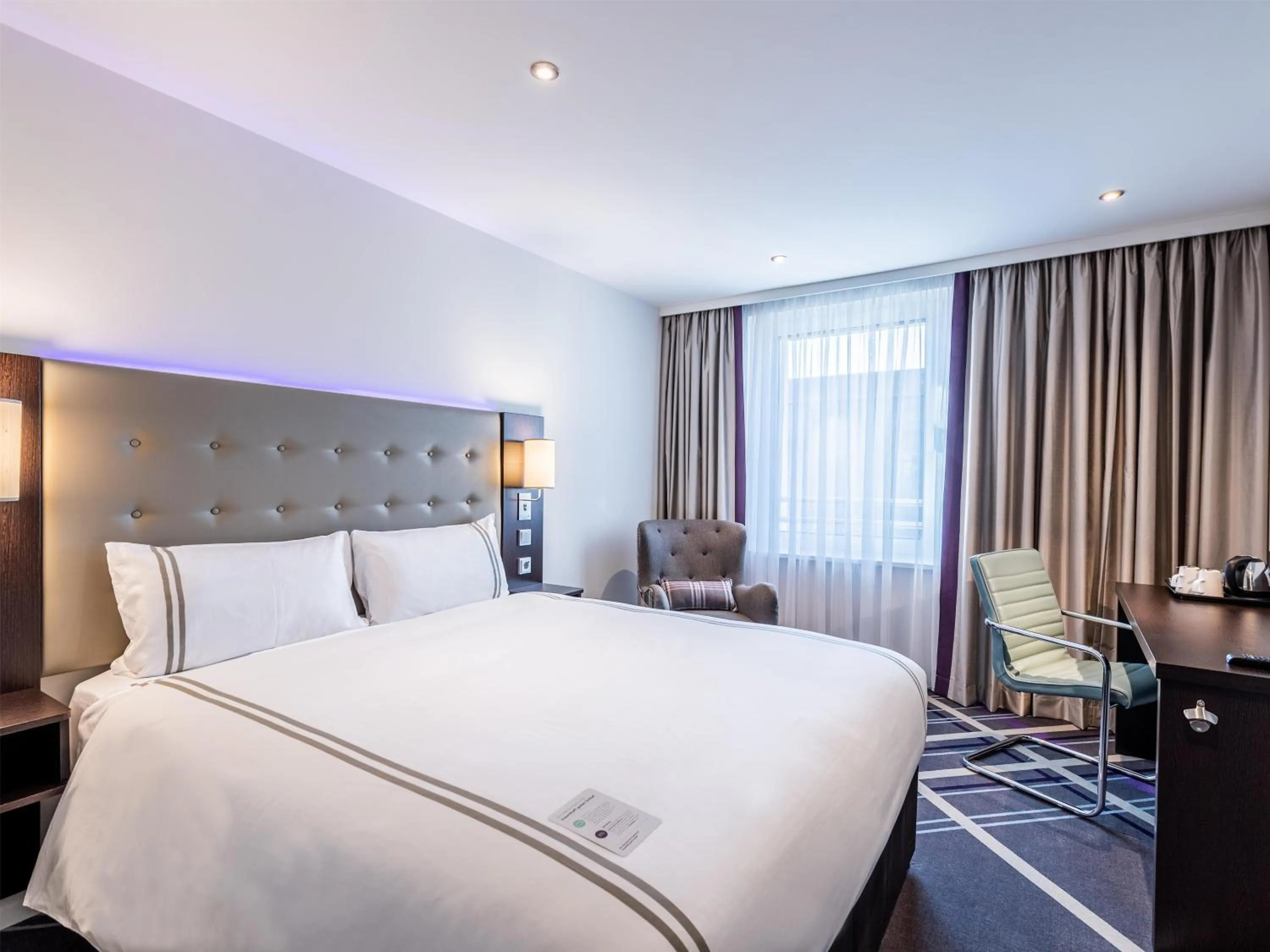 Bedroom, Bed in Premier Inn München City Zentrum