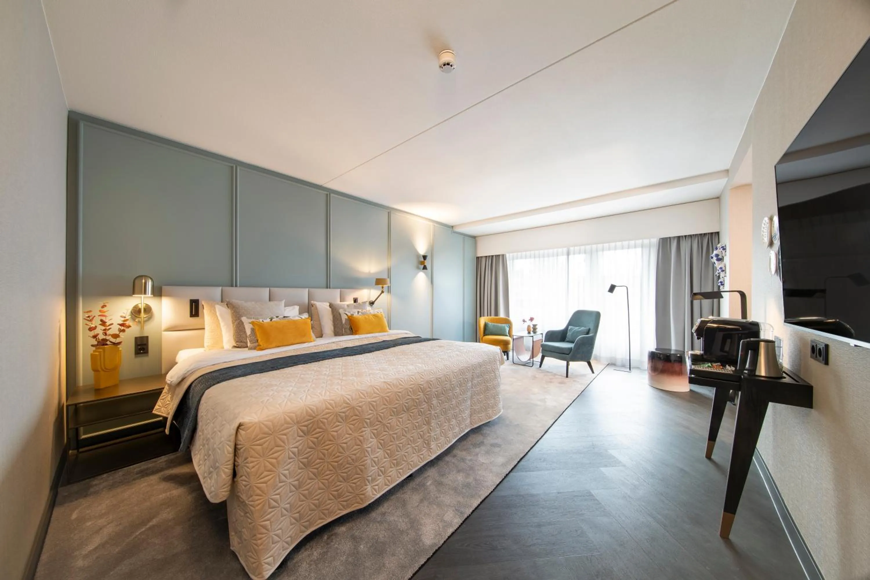 Photo of the whole room, Bed in Bilderberg Hotel De Keizerskroon